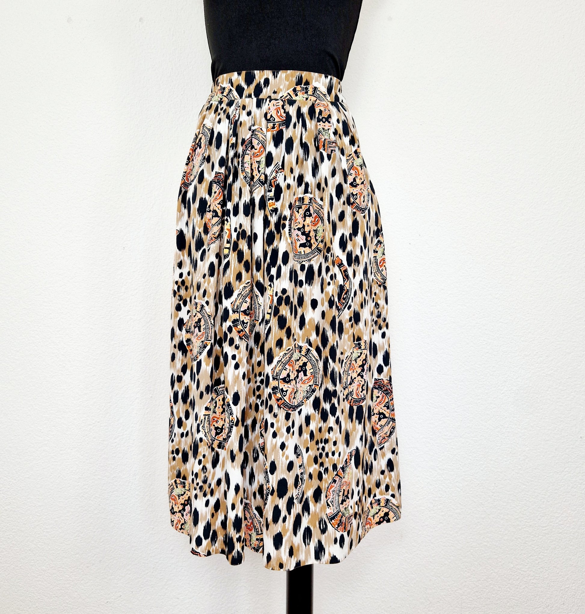 Einzigartiger und nachhaltiger Vintage Hosenrock mit Leo-Muster. Unique and sustainable vintage culottes with  leo pattern. Front.