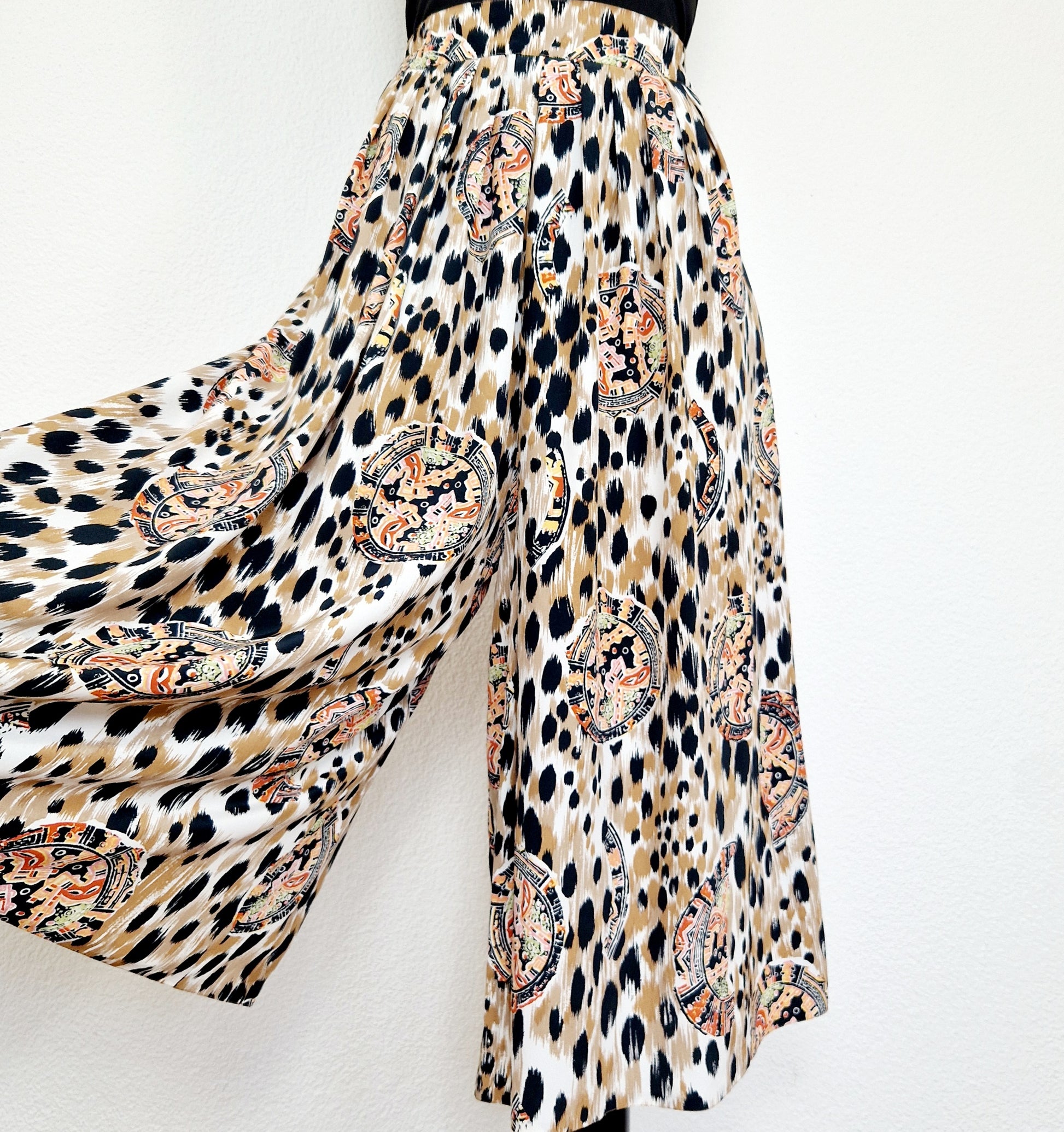 Einzigartiger und nachhaltiger Vintage Hosenrock mit Leo-Muster. Unique and sustainable vintage culottes with  leo pattern. Close-up.