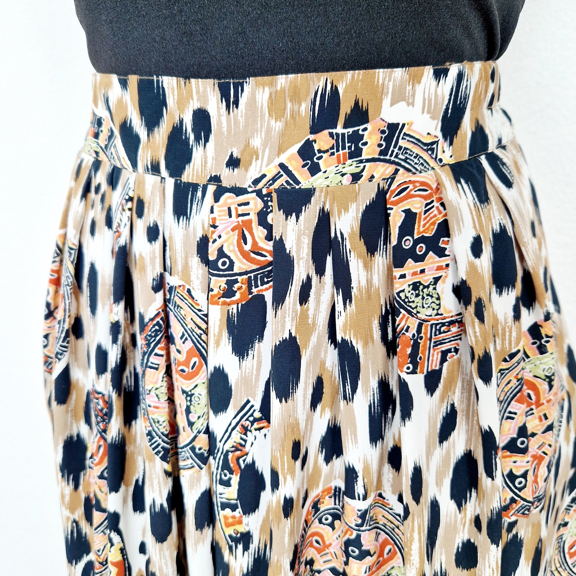 Einzigartiger und nachhaltiger Vintage Hosenrock mit Leo-Muster. Unique and sustainable vintage culottes with  leo pattern. Close-up 2.