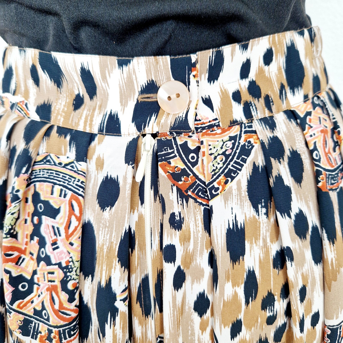 Einzigartiger und nachhaltiger Vintage Hosenrock mit Leo-Muster. Unique and sustainable vintage culottes with  leo pattern. Close-up Back.