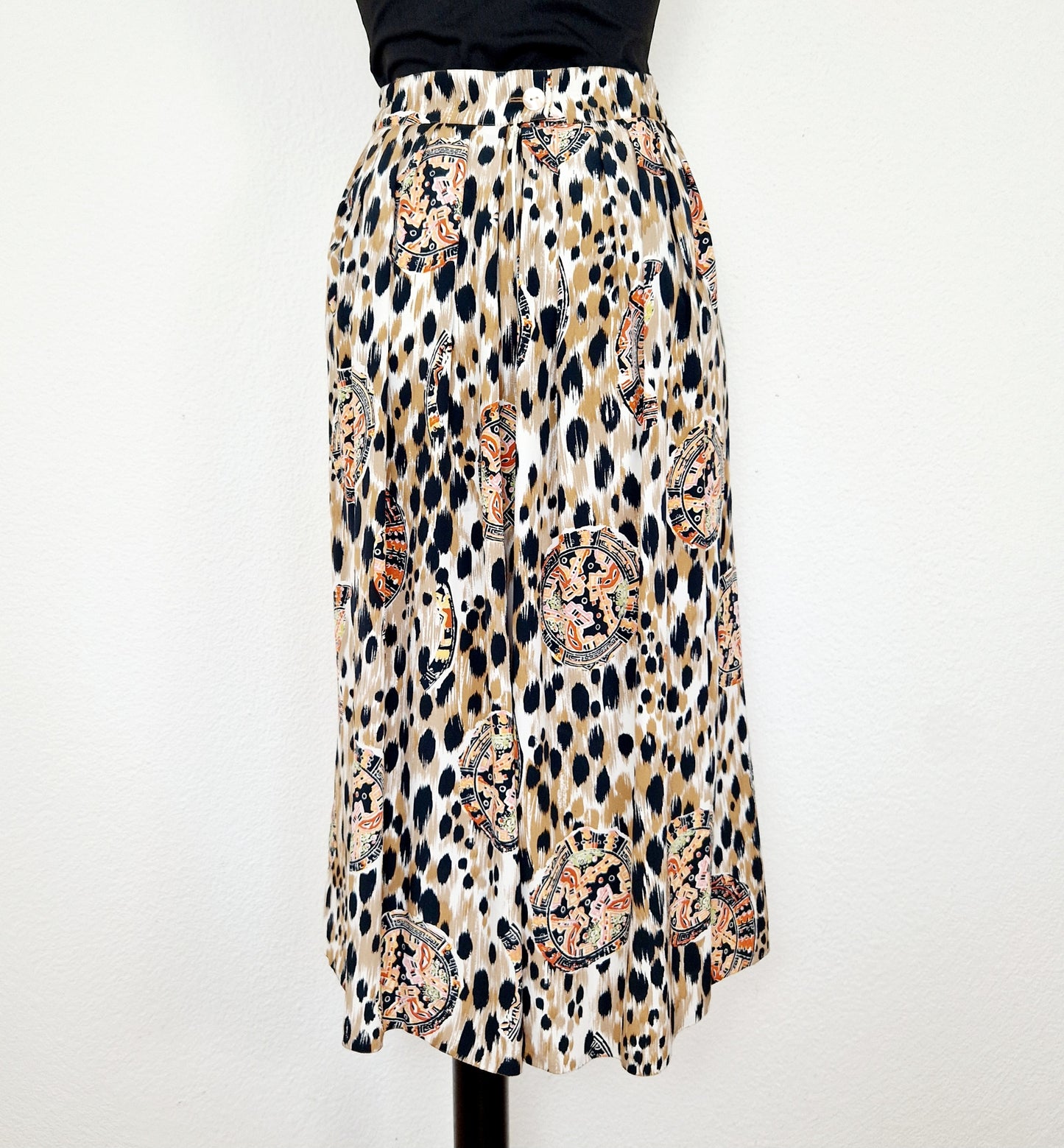Einzigartiger und nachhaltiger Vintage Hosenrock mit Leo-Muster. Unique and sustainable vintage culottes with  leo pattern. Back.