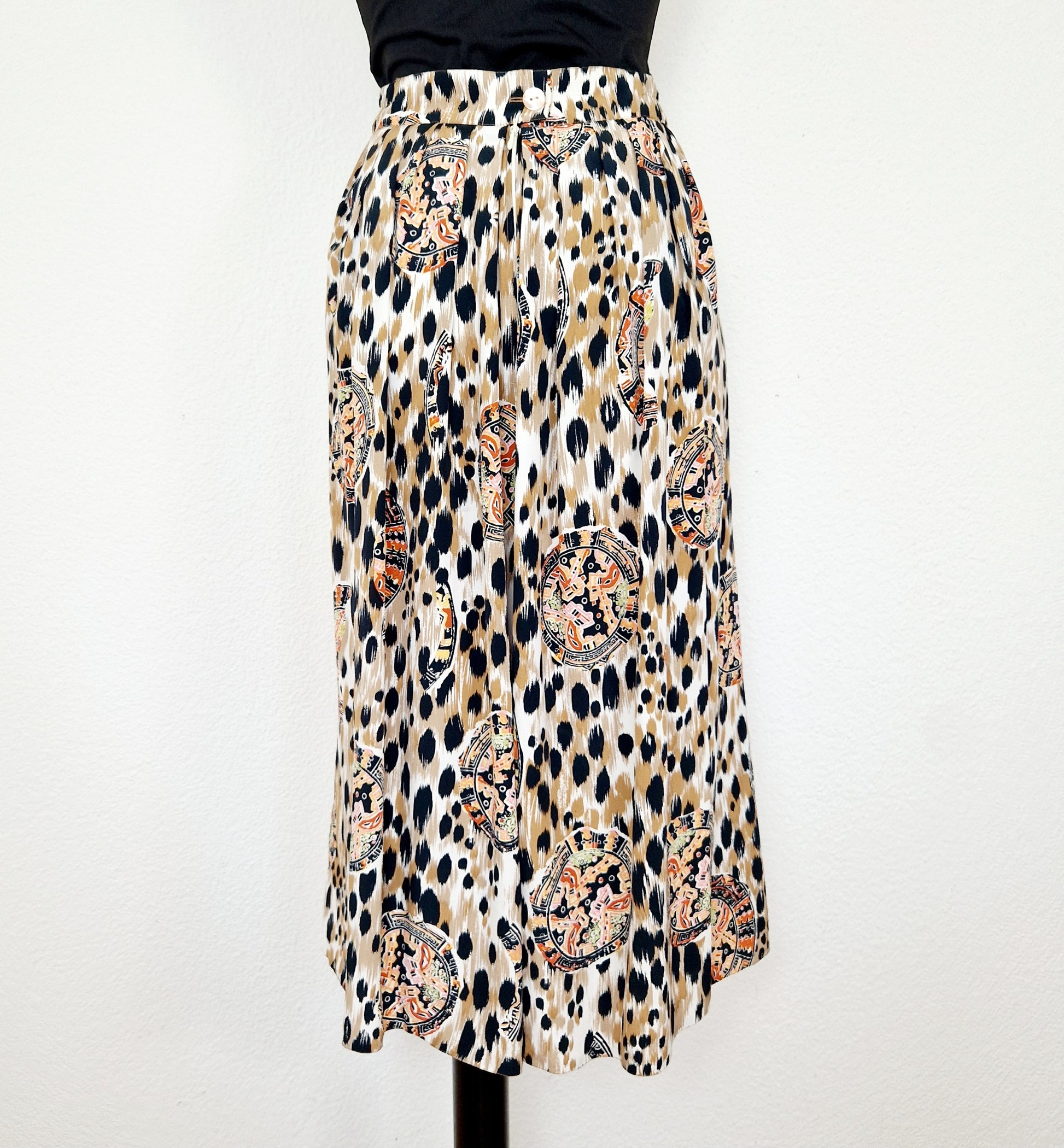Einzigartiger und nachhaltiger Vintage Hosenrock mit Leo-Muster. Unique and sustainable vintage culottes with  leo pattern. Back.