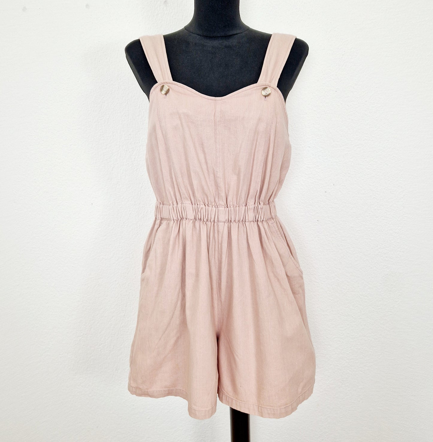 Einzigartiger und nachhaltiger Vintage Playsuit in rosa. Unique and sustainable vintage Jumpsuit in pink. Front. 