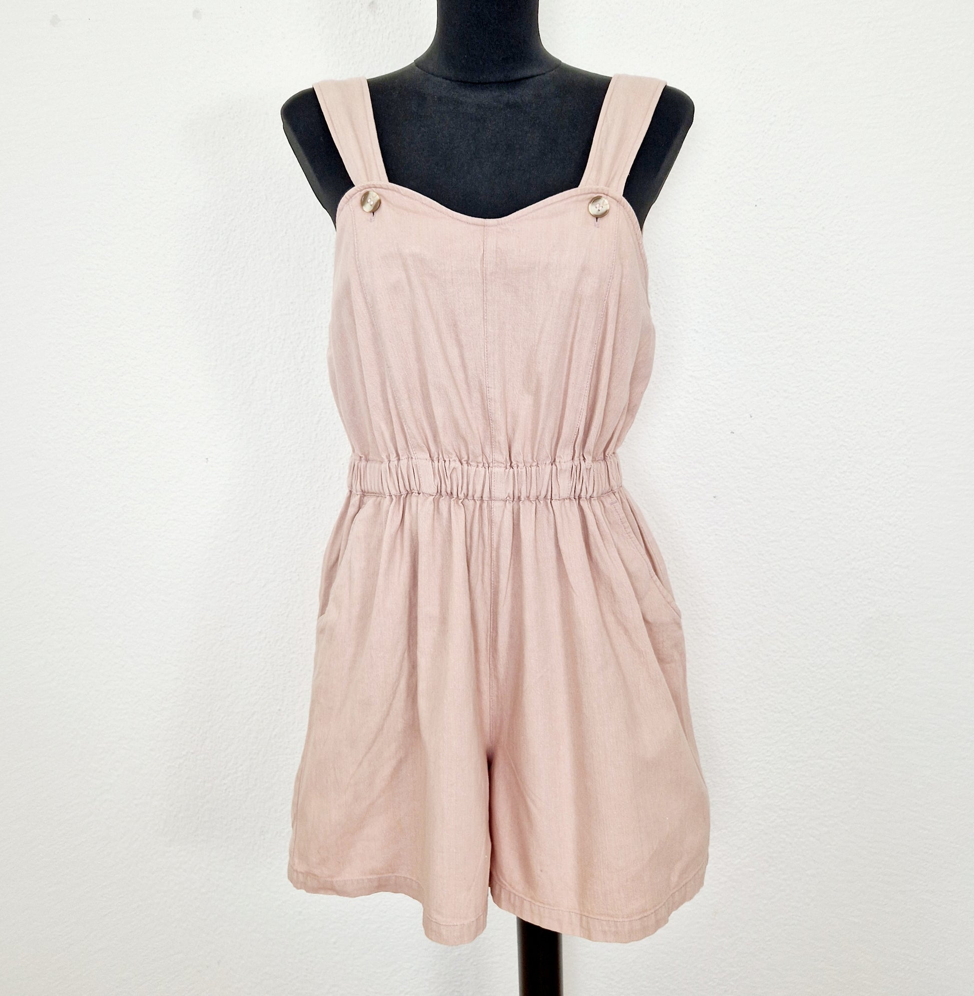 Einzigartiger und nachhaltiger Vintage Playsuit in rosa. Unique and sustainable vintage Jumpsuit in pink. Front. 