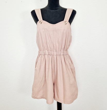 Einzigartiger und nachhaltiger Vintage Playsuit in rosa. Unique and sustainable vintage Jumpsuit in pink. Front. 