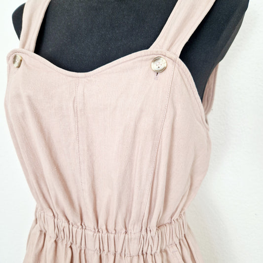 Einzigartiger und nachhaltiger Vintage Playsuit in rosa. Unique and sustainable vintage Jumpsuit in pink. Close-up.