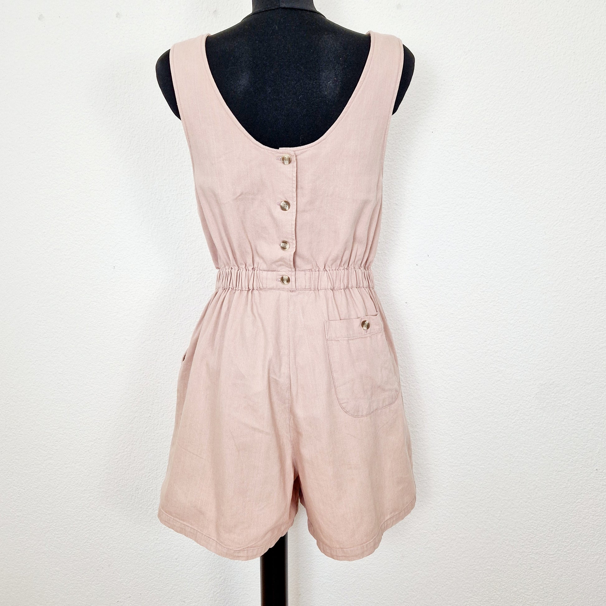 Einzigartiger und nachhaltiger Vintage Playsuit in rosa. Unique and sustainable vintage Jumpsuit in pink. Back.