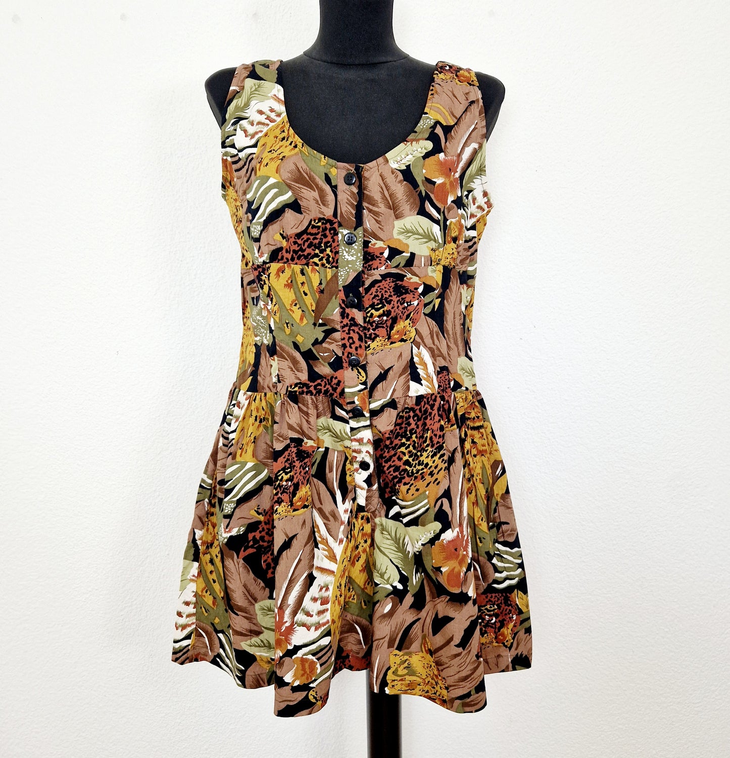 Einzigartiger und nachhaltiger Vintage Playsuit in braun-oliv-weiss mit Duschungelmotiv. Unique and sustainable vintage playsuit in brown-olive-white with jungle pattern. Front. 