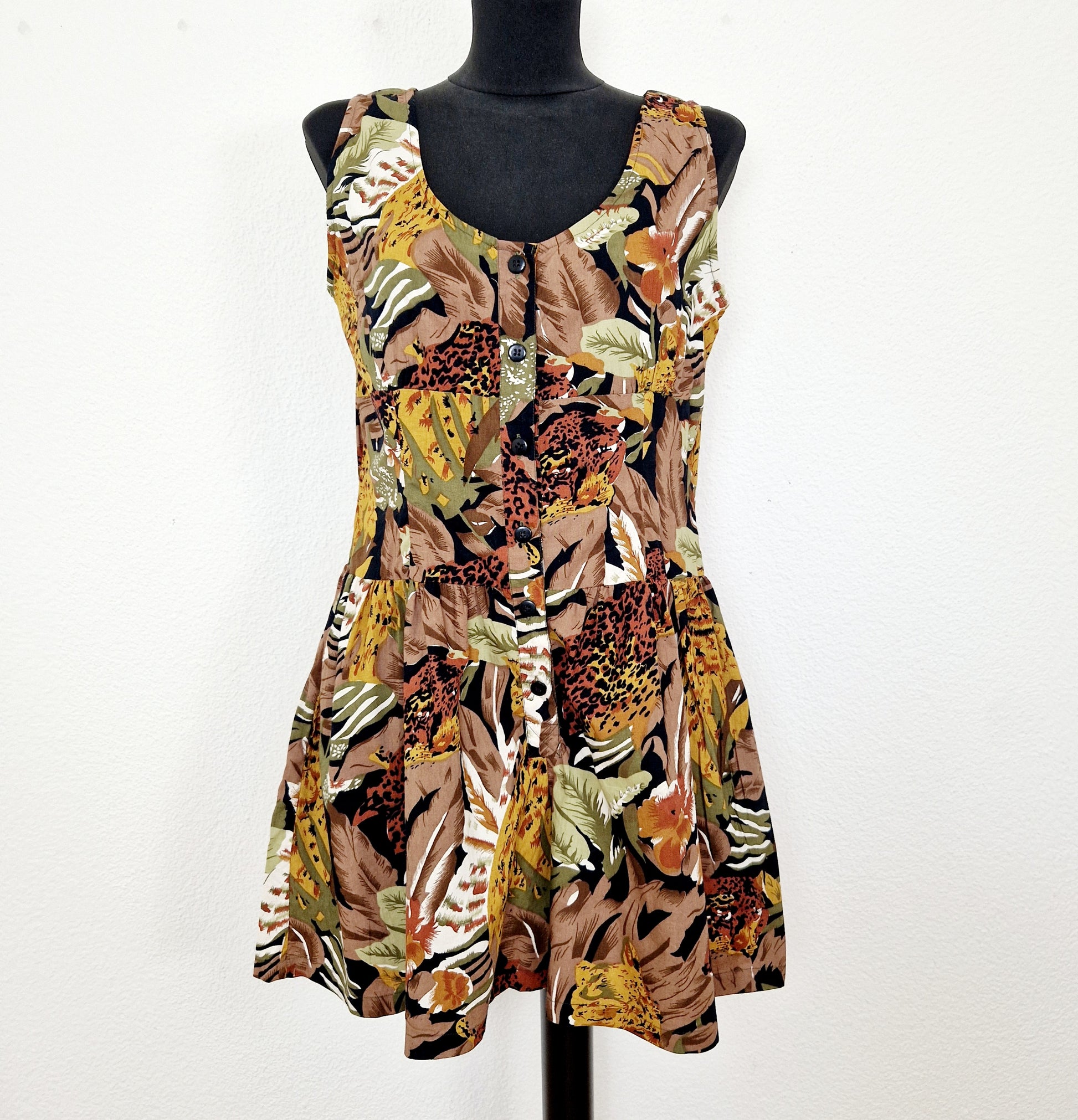 Einzigartiger und nachhaltiger Vintage Playsuit in braun-oliv-weiss mit Duschungelmotiv. Unique and sustainable vintage playsuit in brown-olive-white with jungle pattern. Front. 