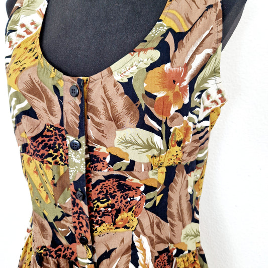 Einzigartiger und nachhaltiger Vintage Playsuit in braun-oliv-weiss mit Duschungelmotiv. Unique and sustainable vintage playsuit in brown-olive-white with jungle pattern. Close-up.
