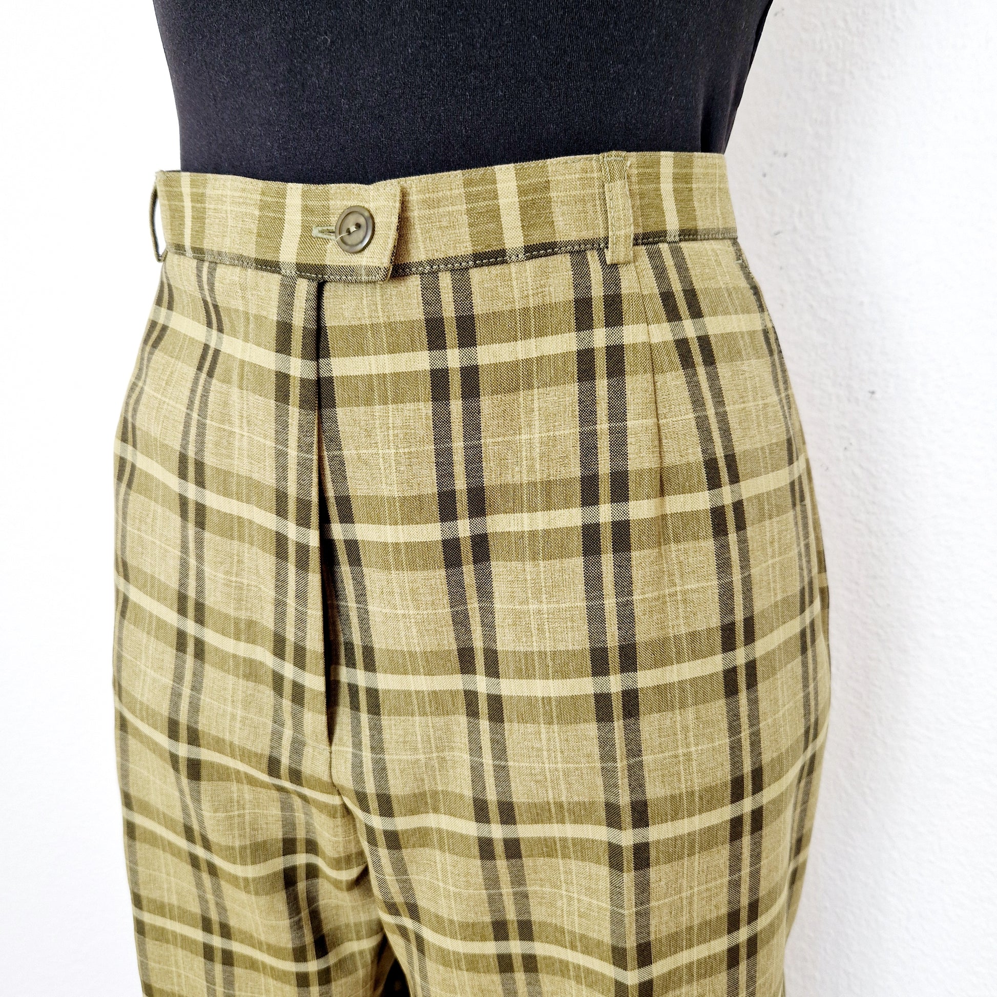 Einzigartige und nachhaltige Vintage Hose in senfgelb-olivgrün-schwarz, kariert. Unique and sustainable vintage trousers in mustard yellow-olive green-black, checked. Close-up.
