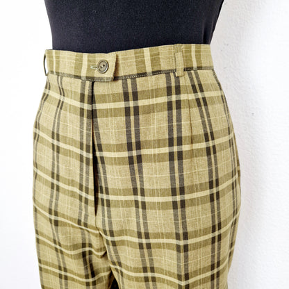 Einzigartige und nachhaltige Vintage Hose in senfgelb-olivgrün-schwarz, kariert. Unique and sustainable vintage trousers in mustard yellow-olive green-black, checked. Close-up.