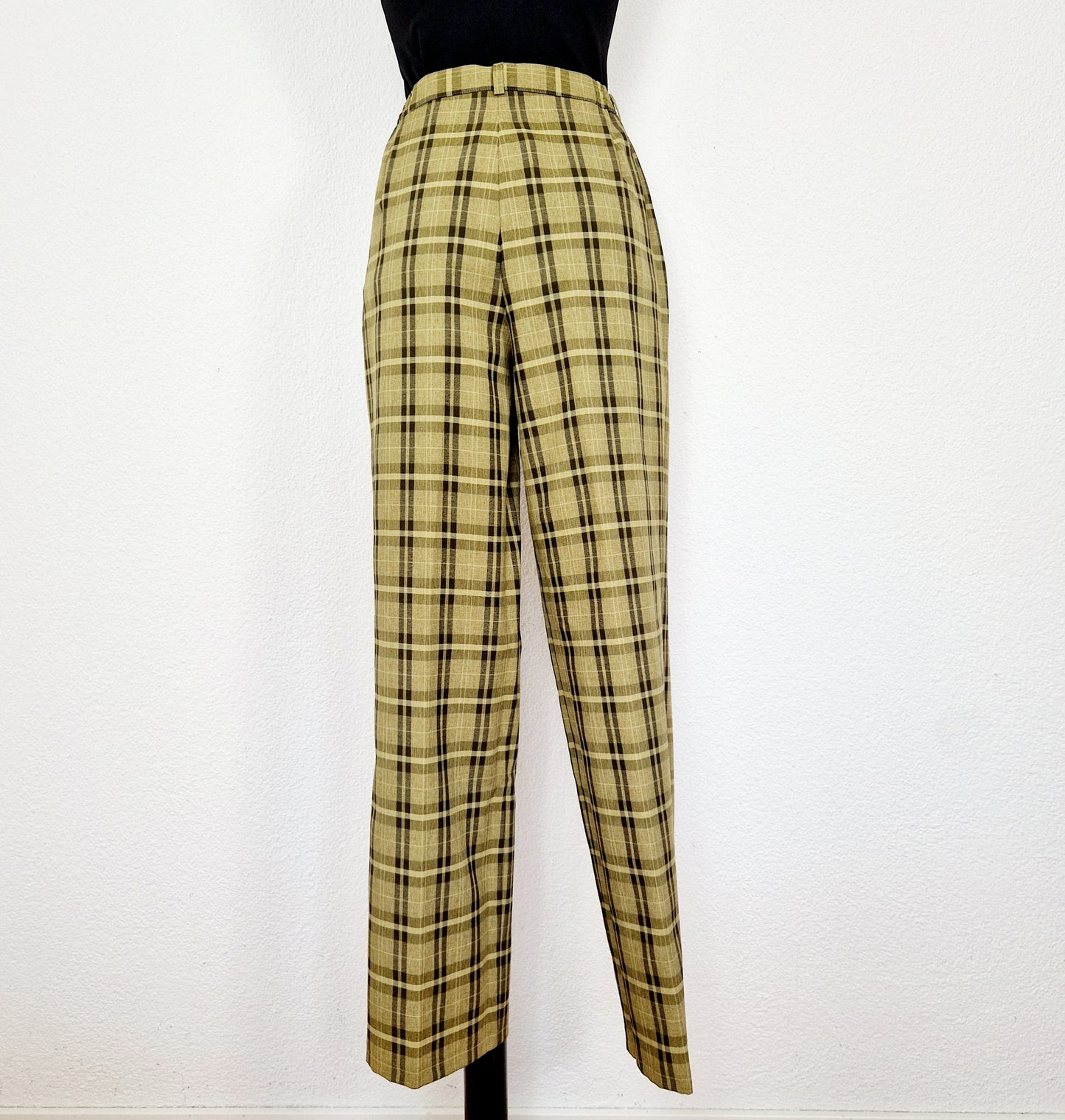 Einzigartige und nachhaltige Vintage Hose in senfgelb-olivgrün-schwarz, kariert. Unique and sustainable vintage trousers in mustard yellow-olive green-black, checked. Back.