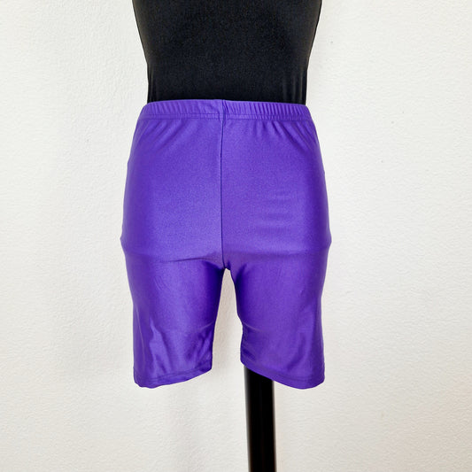 Einzigartige und nachhaltige Vintage Hose, Radlerhose, in violett. Unique and sustainable vintage shorts, bike shorts, in purple. Front. 