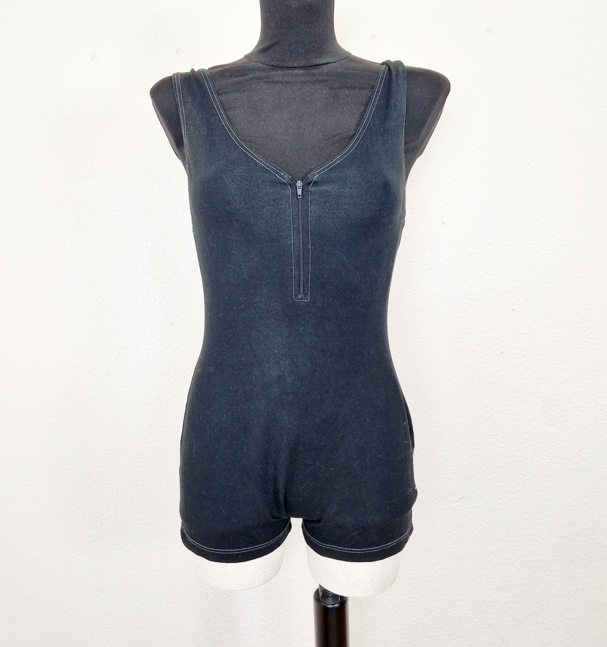 Einzigartiger und nachhaltiger Vintage Playsuit in schwarz. Unique and sustainable vintage playsuit in black. Front. 