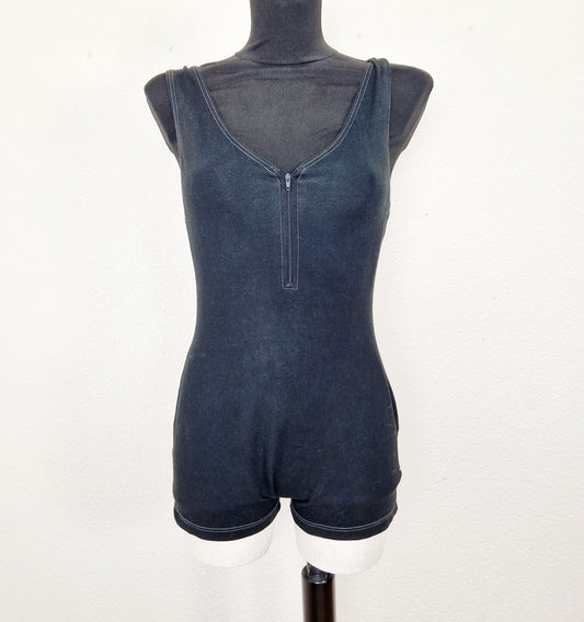 Einzigartiger und nachhaltiger Vintage Playsuit in schwarz. Unique and sustainable vintage playsuit in black. Front. 