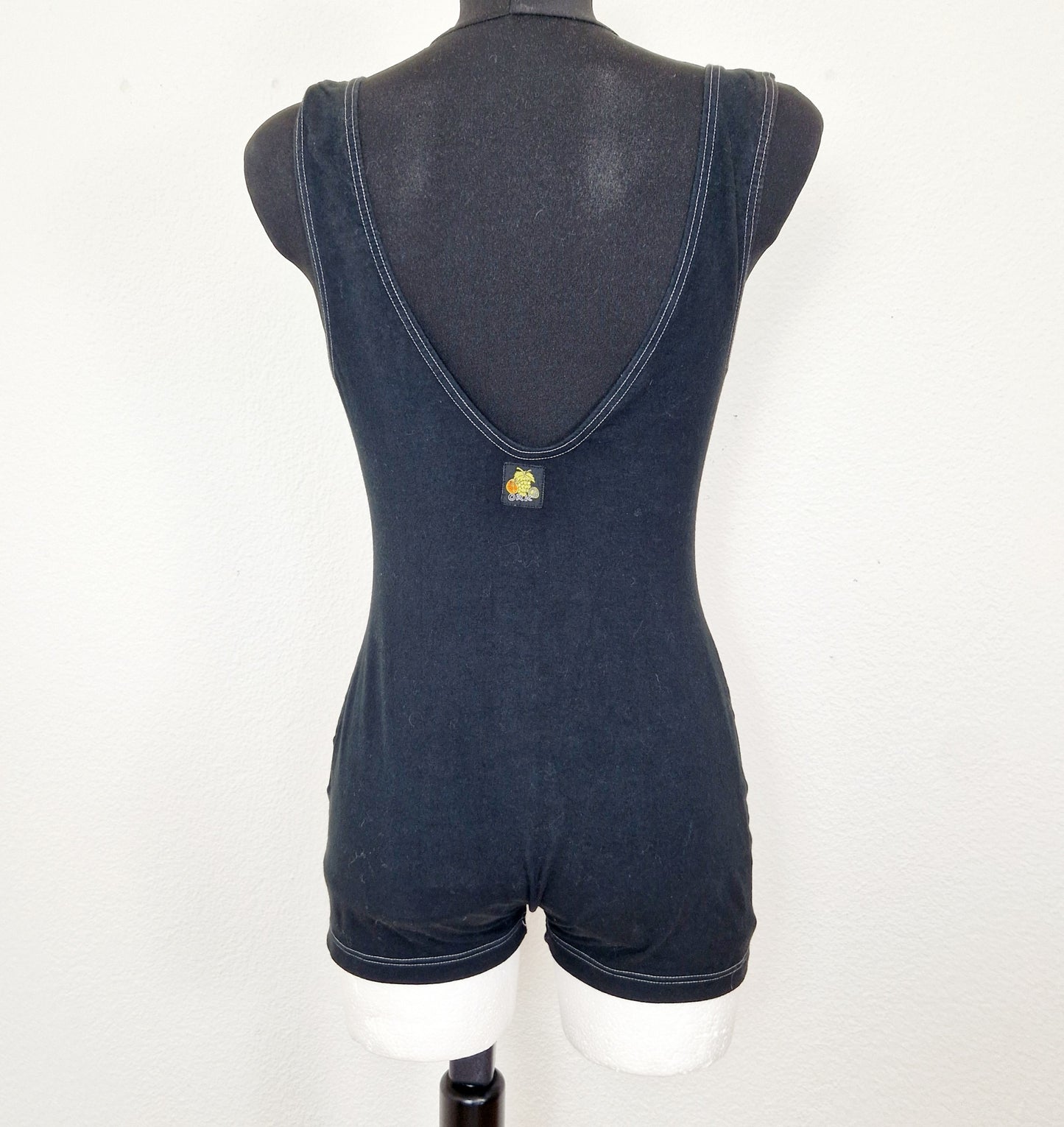 Einzigartiger und nachhaltiger Vintage Playsuit in schwarz. Unique and sustainable vintage playsuit in black. Back.