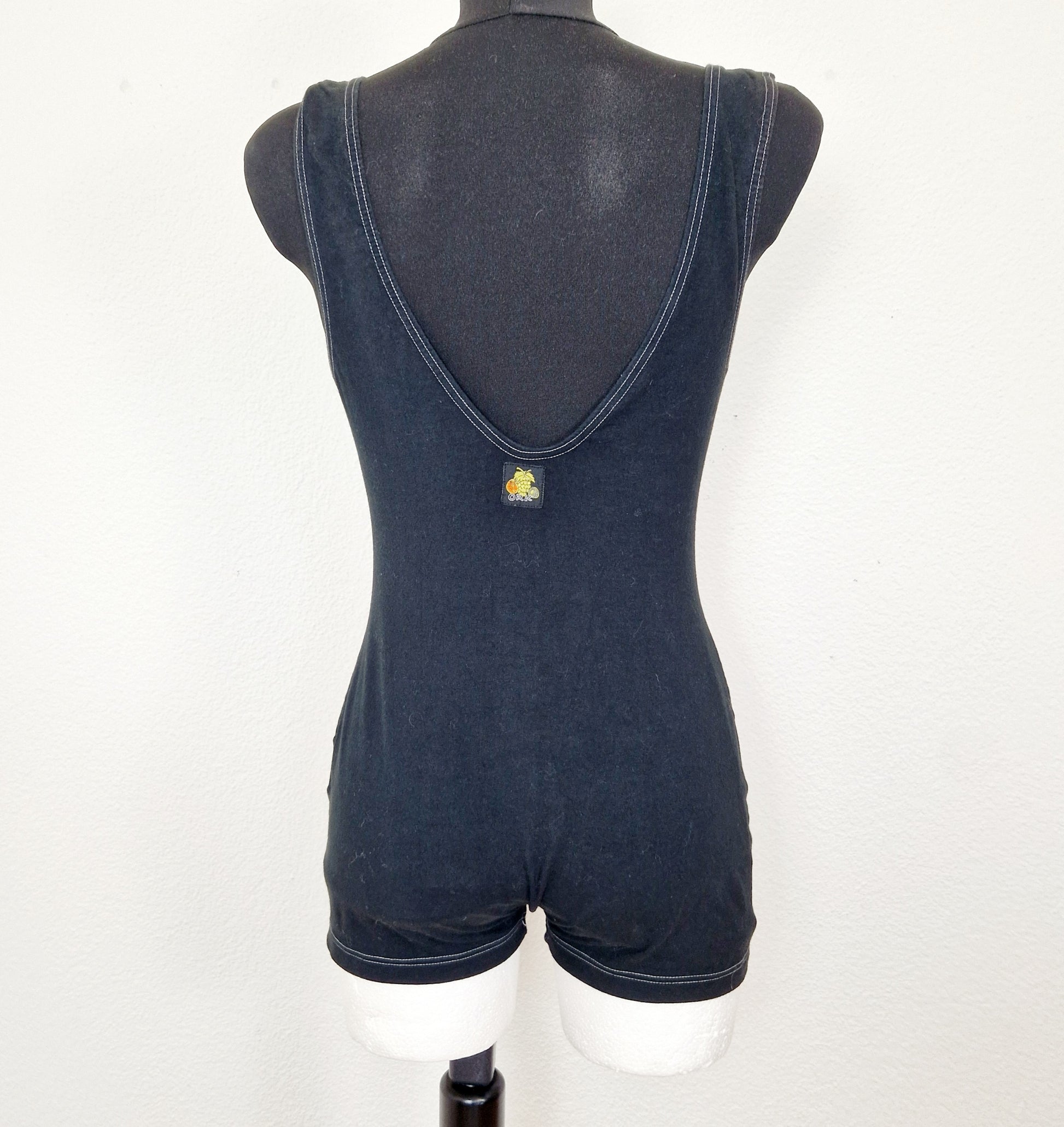 Einzigartiger und nachhaltiger Vintage Playsuit in schwarz. Unique and sustainable vintage playsuit in black. Back.