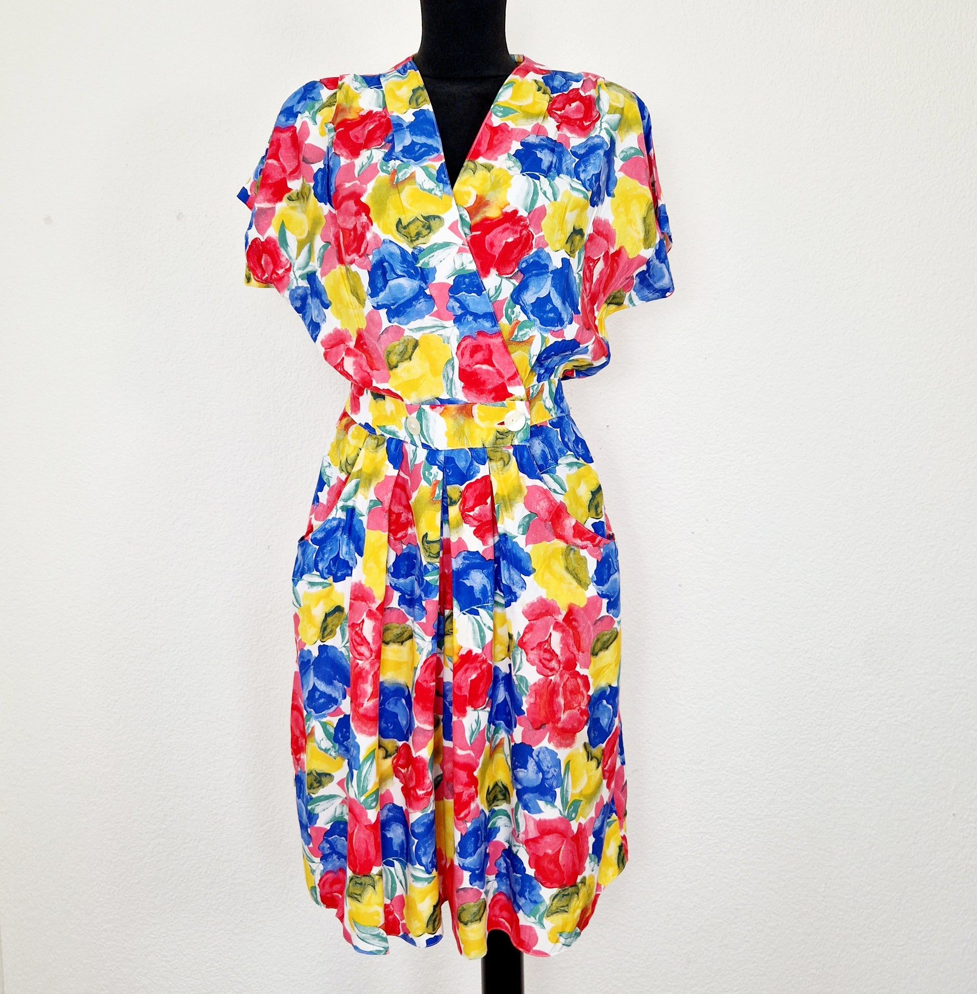 Einzigartiger und nachhaltiger Vintage Playsuit in rot-gelb-blau mit Blumen. Unique and sustainable vintage playsuit in red-yellow-blue with flowers. Front.