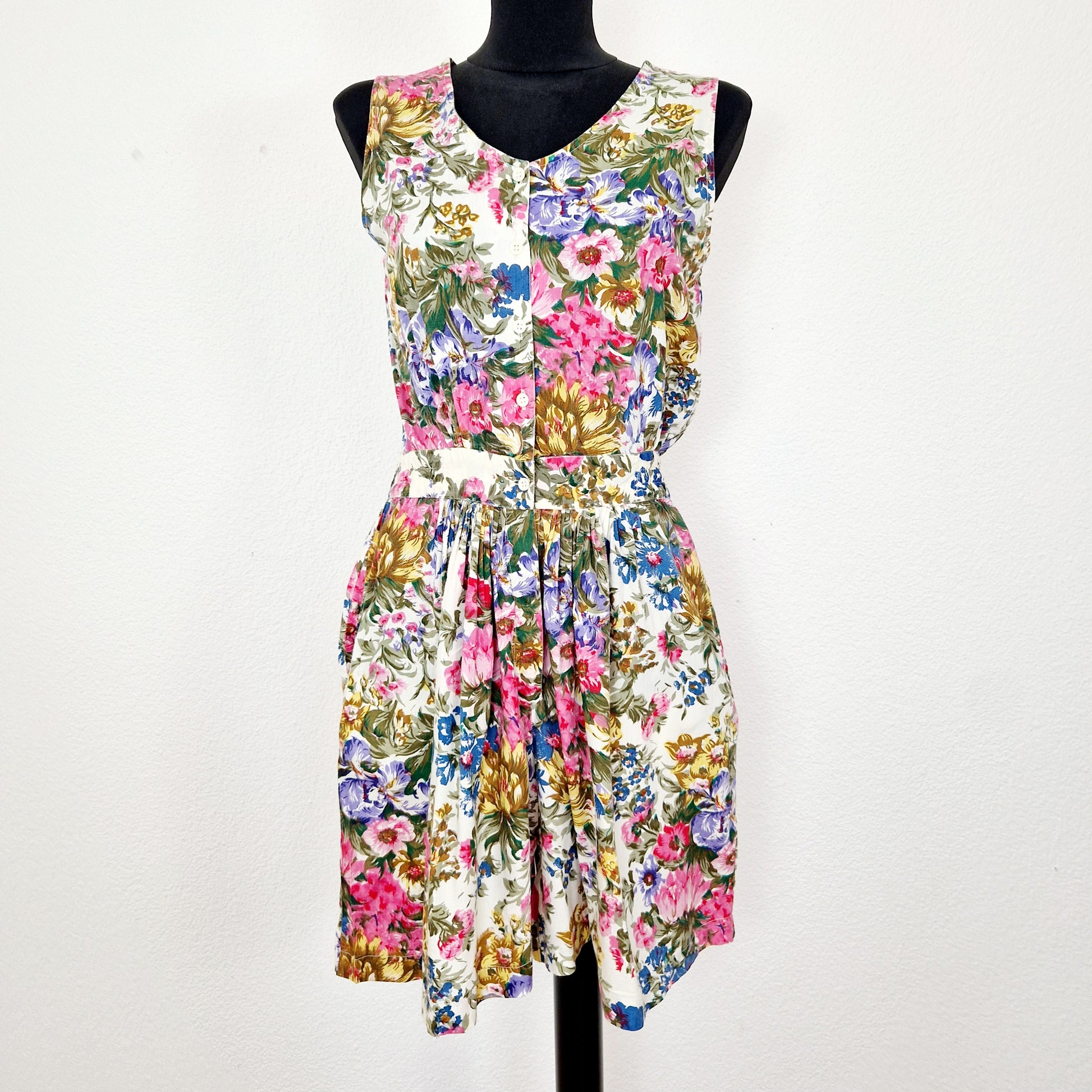 Einzigartiger und nachhaltige Vintage Playsuit in weiss-pink-grün mit Blumen. Unique and sustainable vintage playsuit in white-pink-green with flowers. Front.