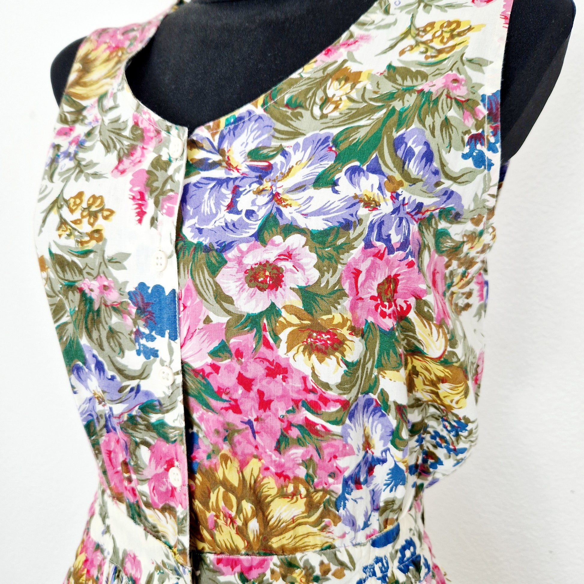Einzigartiger und nachhaltige Vintage Playsuit in weiss-pink-grün mit Blumen. Unique and sustainable vintage playsuit in white-pink-green with flowers. Close-up.