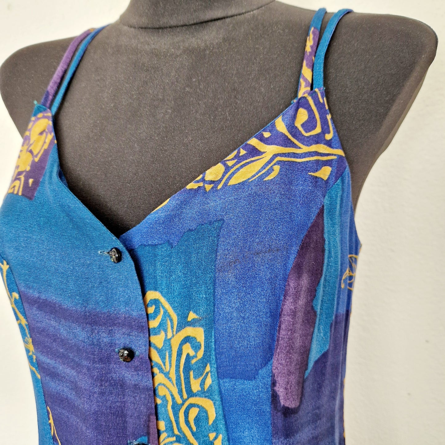 Einzigartiger und nachhaltiger Vintage Playsuit in blau-senfgelb-petrol mit Blumen. Close-up.