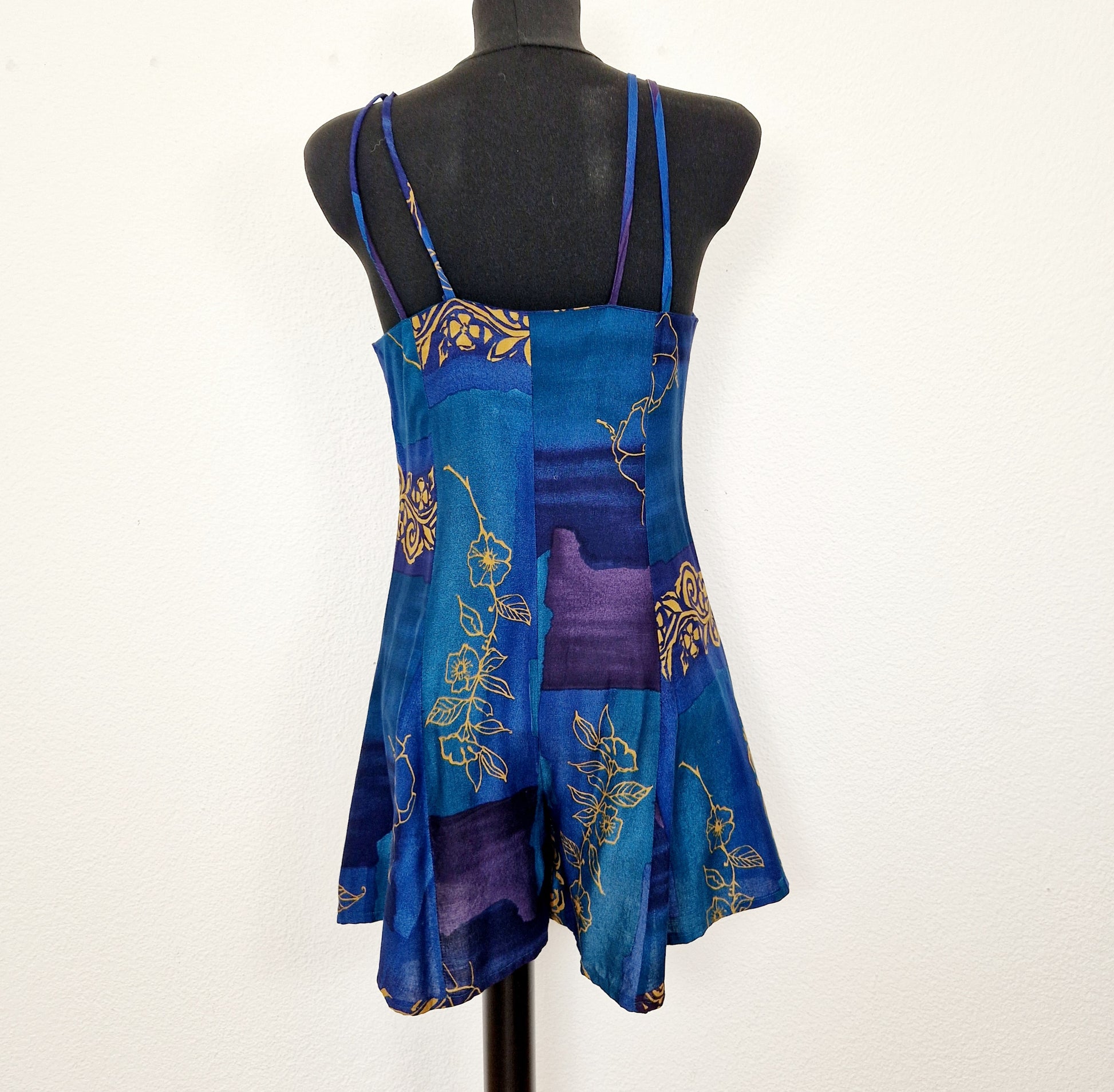 Einzigartiger und nachhaltiger Vintage Playsuit in blau-senfgelb-petrol mit Blumen. Back.