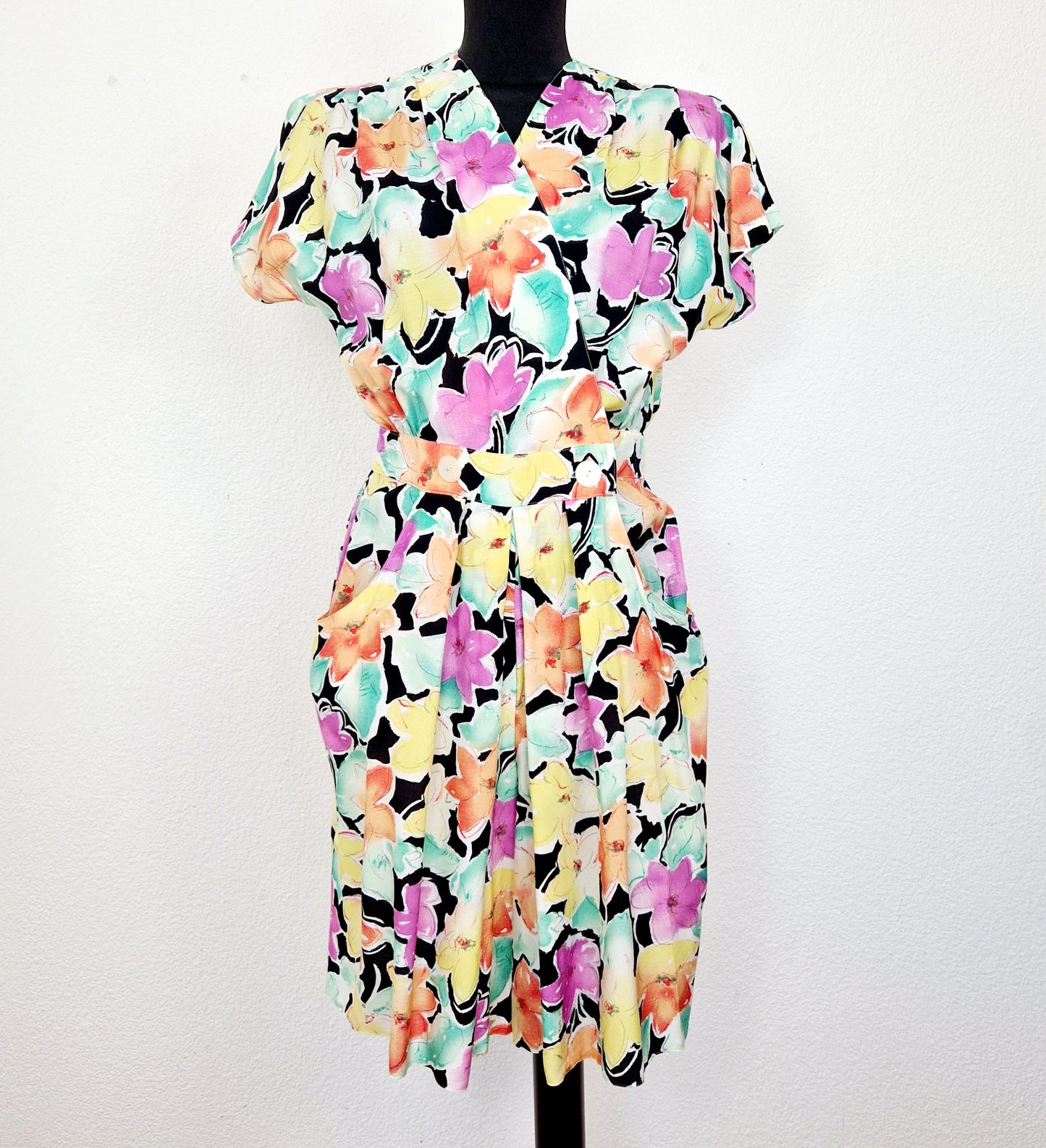 Einzigartiger und nachhaltiger Vintage Playsuit in mint-gelb-lachs mit Blumen. Unique and sustainable vintage playsuit in mint-yellow-salmon with flowers. Front.
