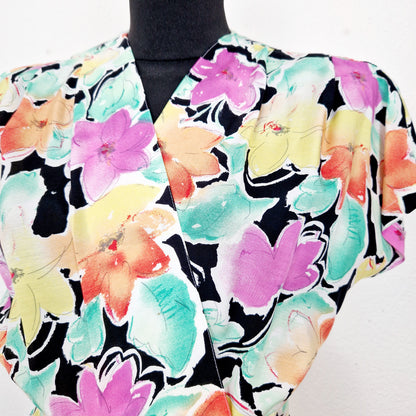 Einzigartiger und nachhaltiger Vintage Playsuit in mint-gelb-lachs mit Blumen. Unique and sustainable vintage playsuit in mint-yellow-salmon with flowers. Close-up.