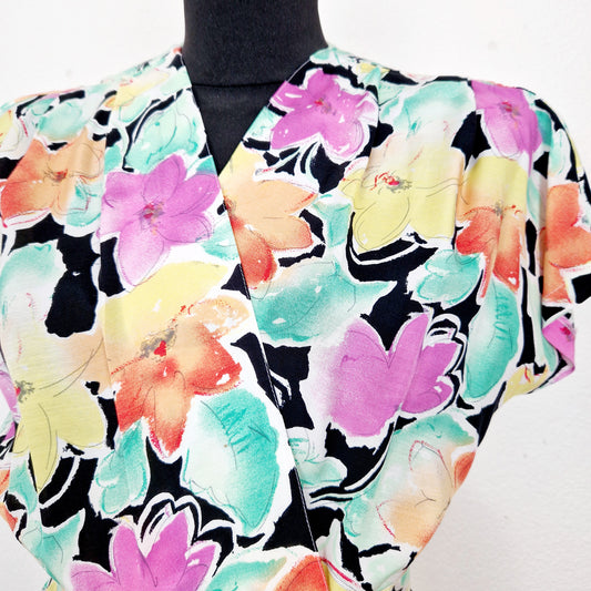 Einzigartiger und nachhaltiger Vintage Playsuit in mint-gelb-lachs mit Blumen. Unique and sustainable vintage playsuit in mint-yellow-salmon with flowers. Close-up.