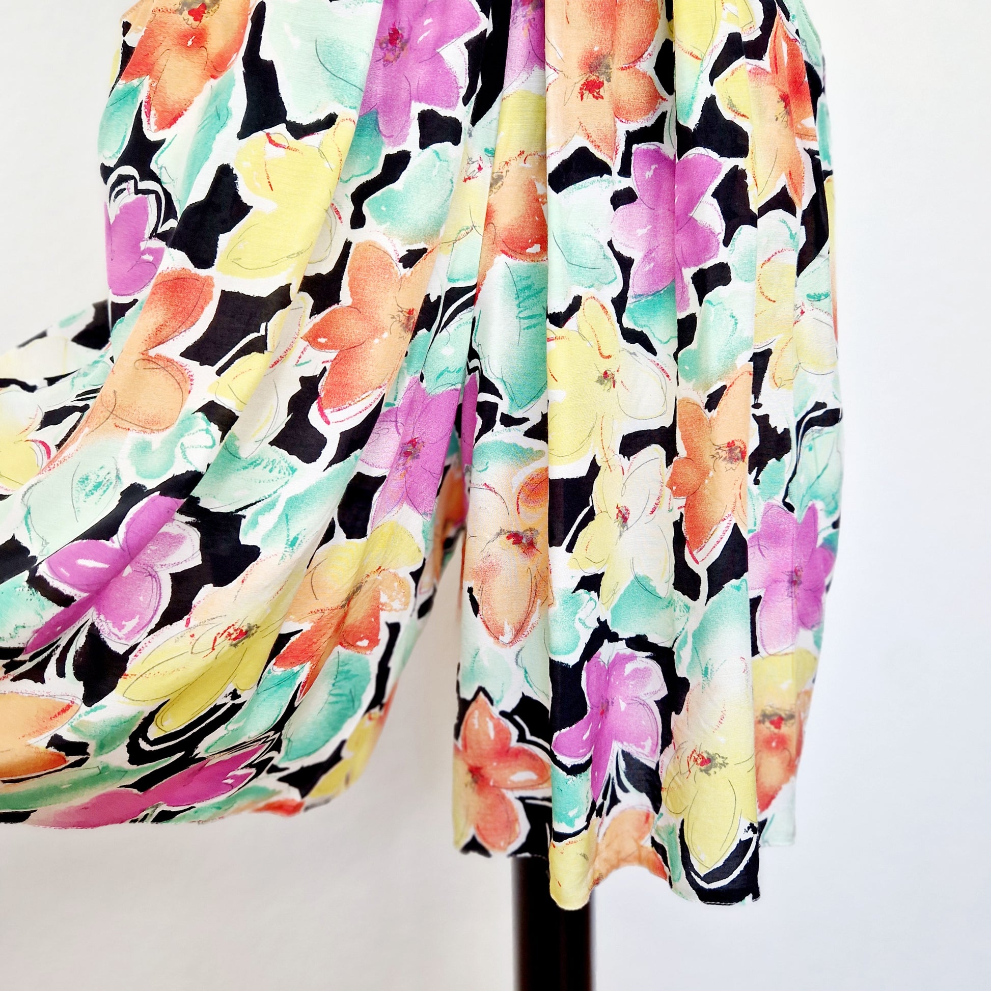 Einzigartiger und nachhaltiger Vintage Playsuit in mint-gelb-lachs mit Blumen. Unique and sustainable vintage playsuit in mint-yellow-salmon with flowers. Close-up 2.
