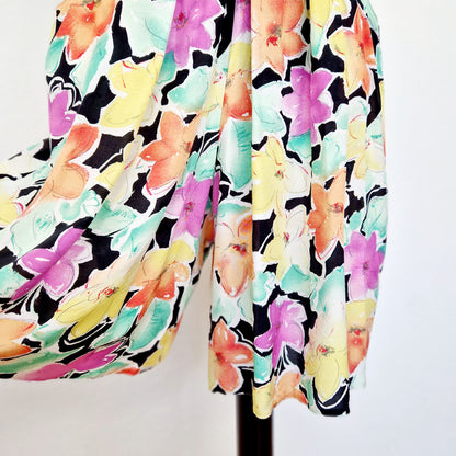Einzigartiger und nachhaltiger Vintage Playsuit in mint-gelb-lachs mit Blumen. Unique and sustainable vintage playsuit in mint-yellow-salmon with flowers. Close-up 2.