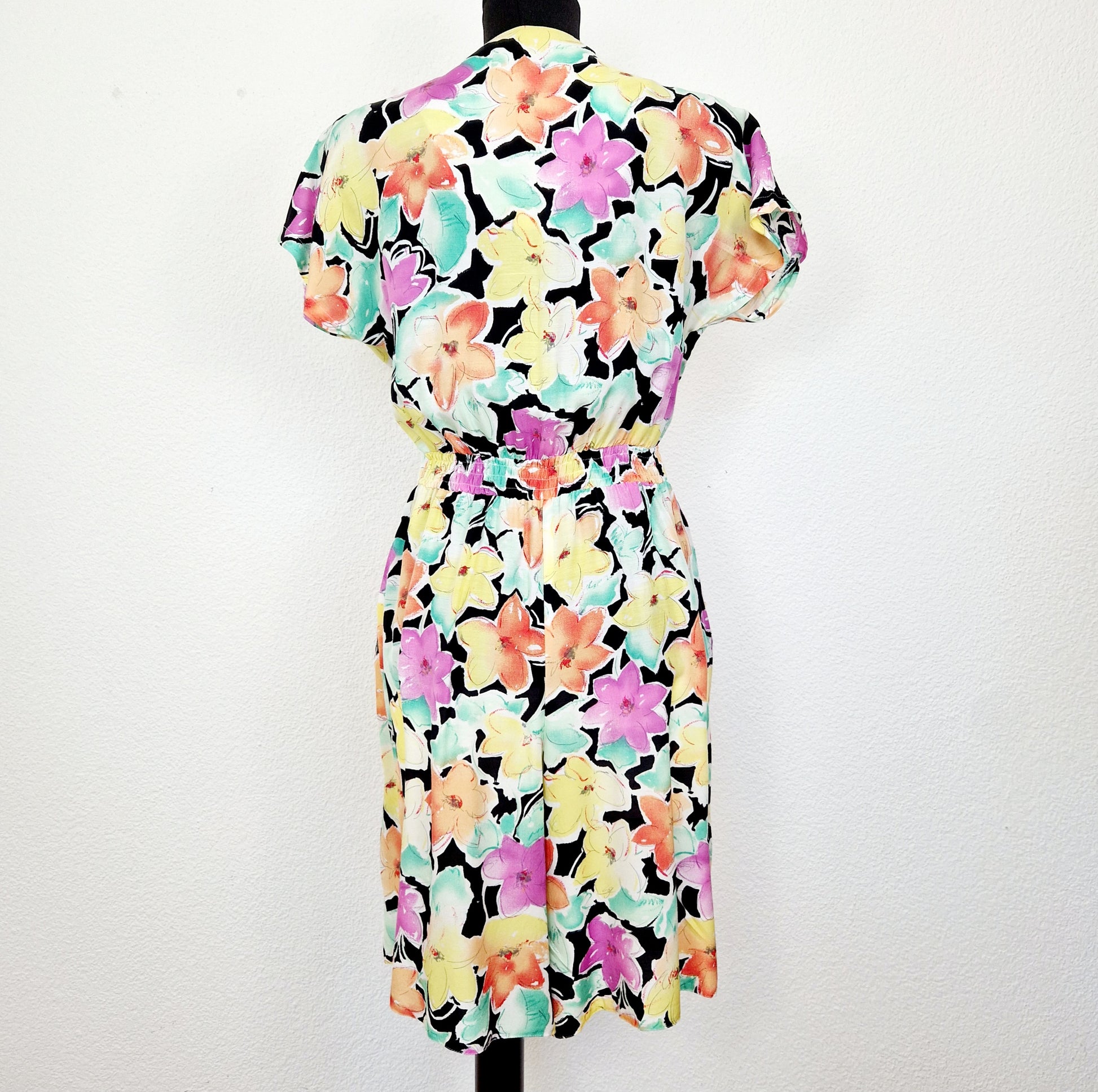 Einzigartiger und nachhaltiger Vintage Playsuit in mint-gelb-lachs mit Blumen. Unique and sustainable vintage playsuit in mint-yellow-salmon with flowers. Back.