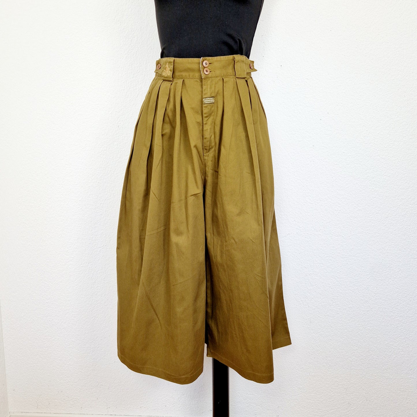 Einzigartiger und nachhaltiger Vintage Hosenrock in khaki. Unique and sustainable vintage culottes in khaki. Front.