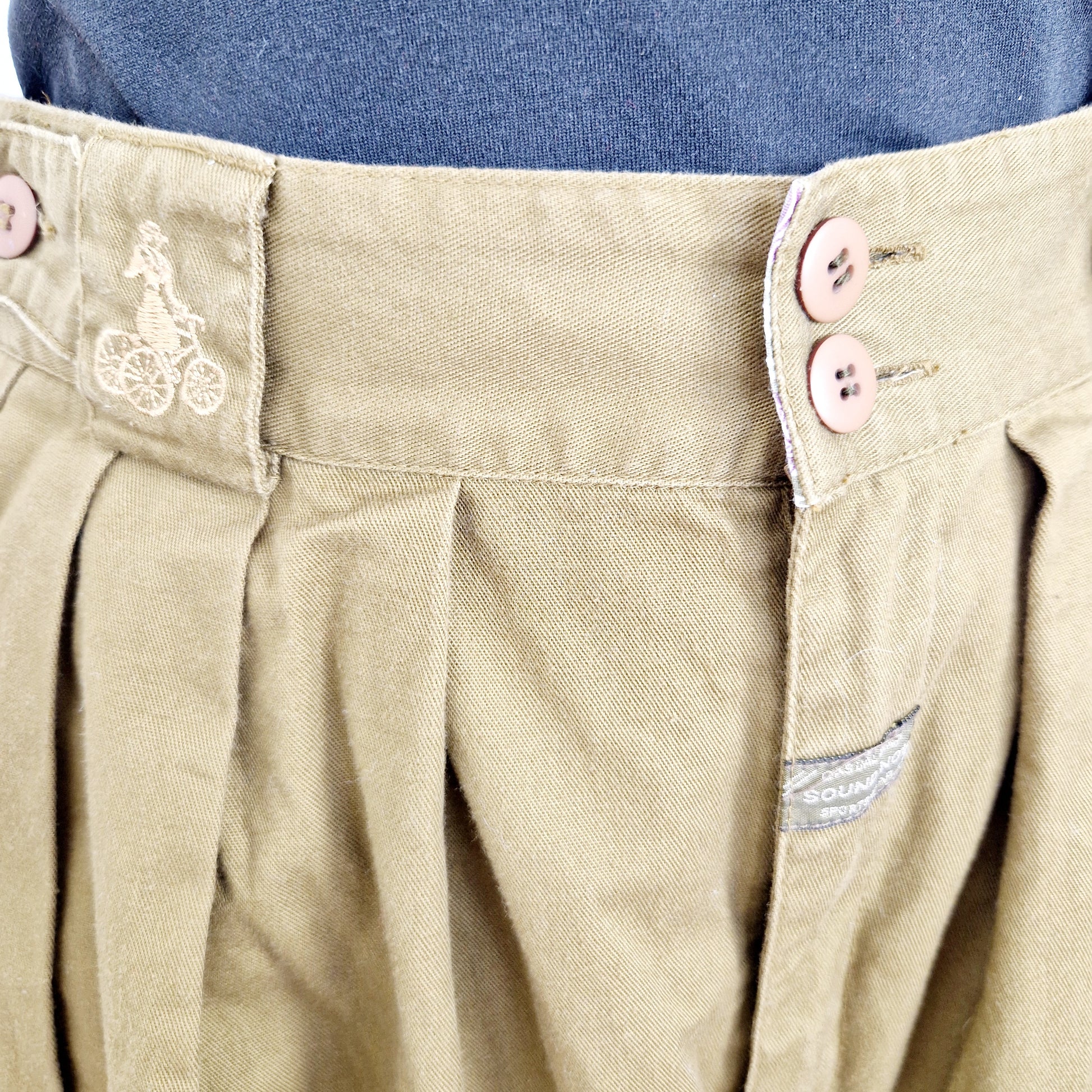 Einzigartiger und nachhaltiger Vintage Hosenrock in khaki. Unique and sustainable vintage culottes in khaki. Close-up.
