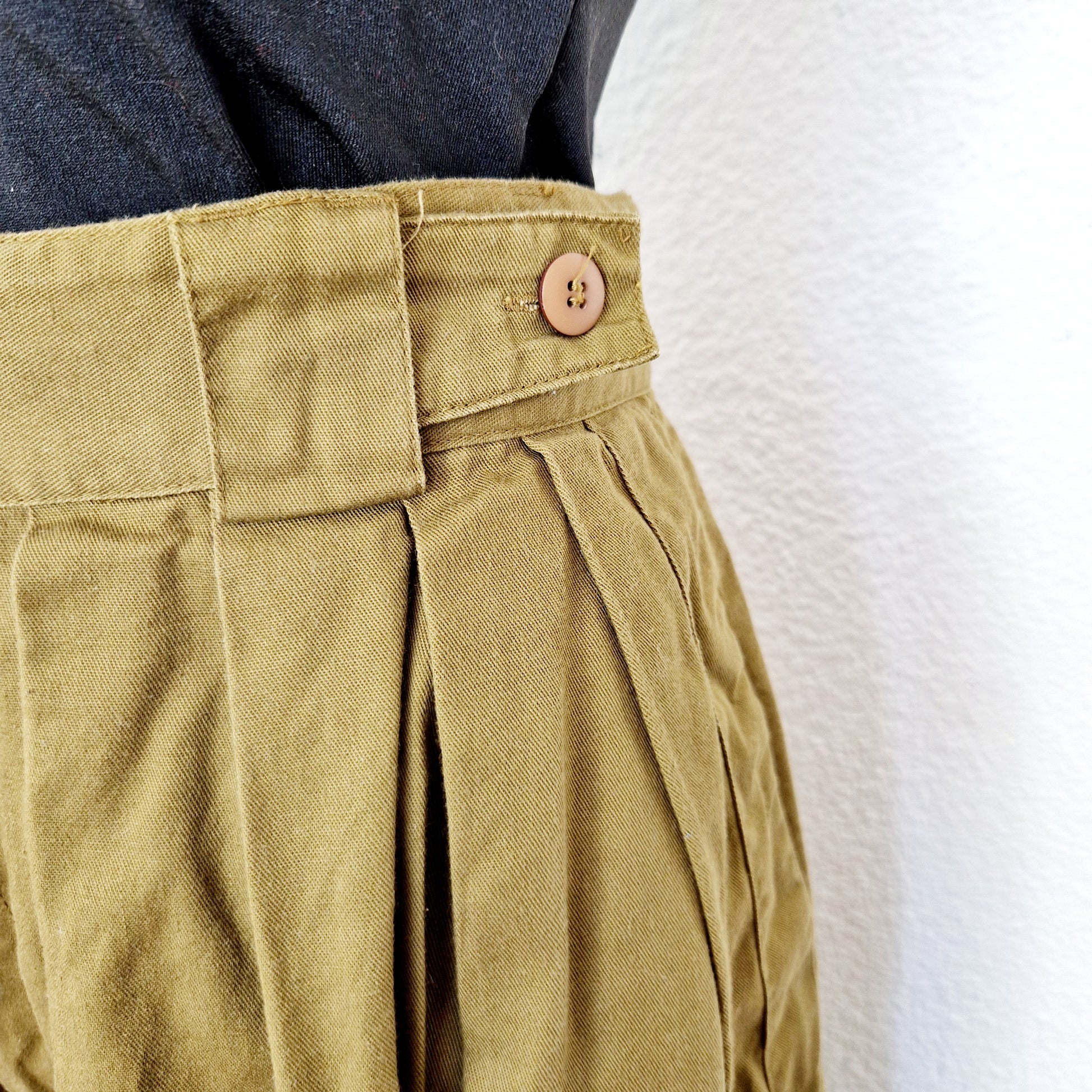Einzigartiger und nachhaltiger Vintage Hosenrock in khaki. Unique and sustainable vintage culottes in khaki. Close-up 2.