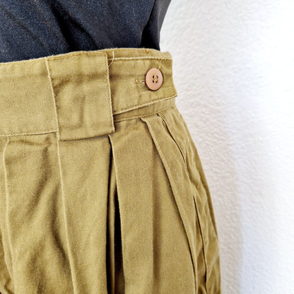 Einzigartiger und nachhaltiger Vintage Hosenrock in khaki. Unique and sustainable vintage culottes in khaki. Close-up 2.