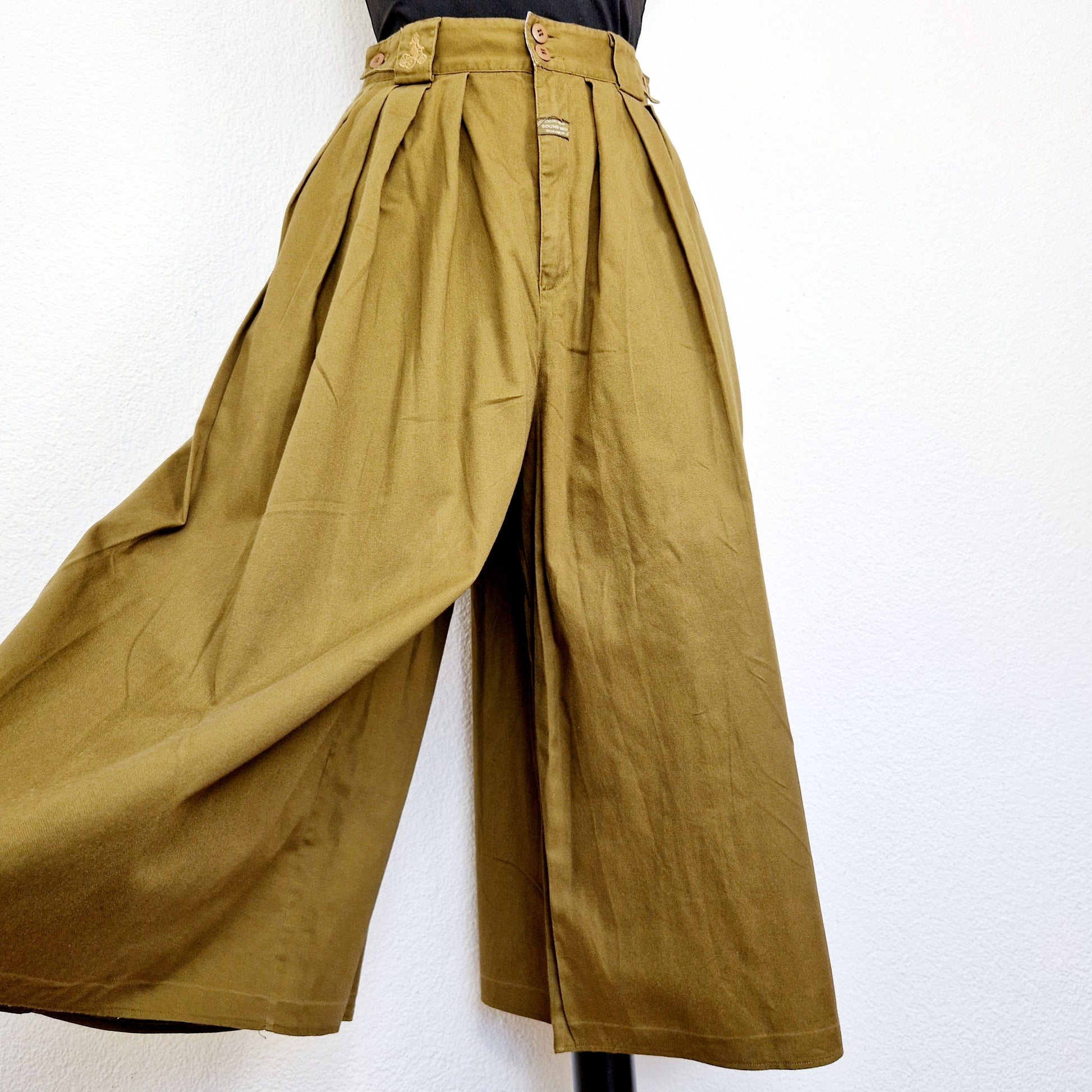 Einzigartiger und nachhaltiger Vintage Hosenrock in khaki. Unique and sustainable vintage culottes in khaki. Close-up 3.