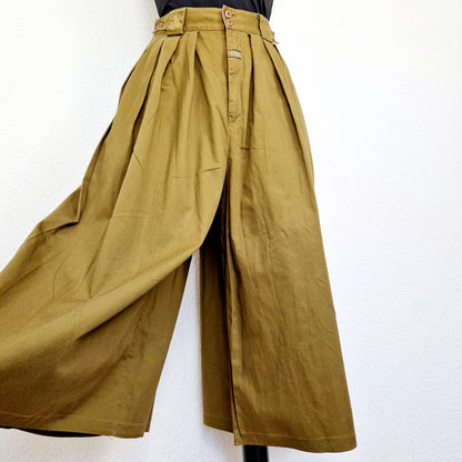 Einzigartiger und nachhaltiger Vintage Hosenrock in khaki. Unique and sustainable vintage culottes in khaki. Close-up 3.