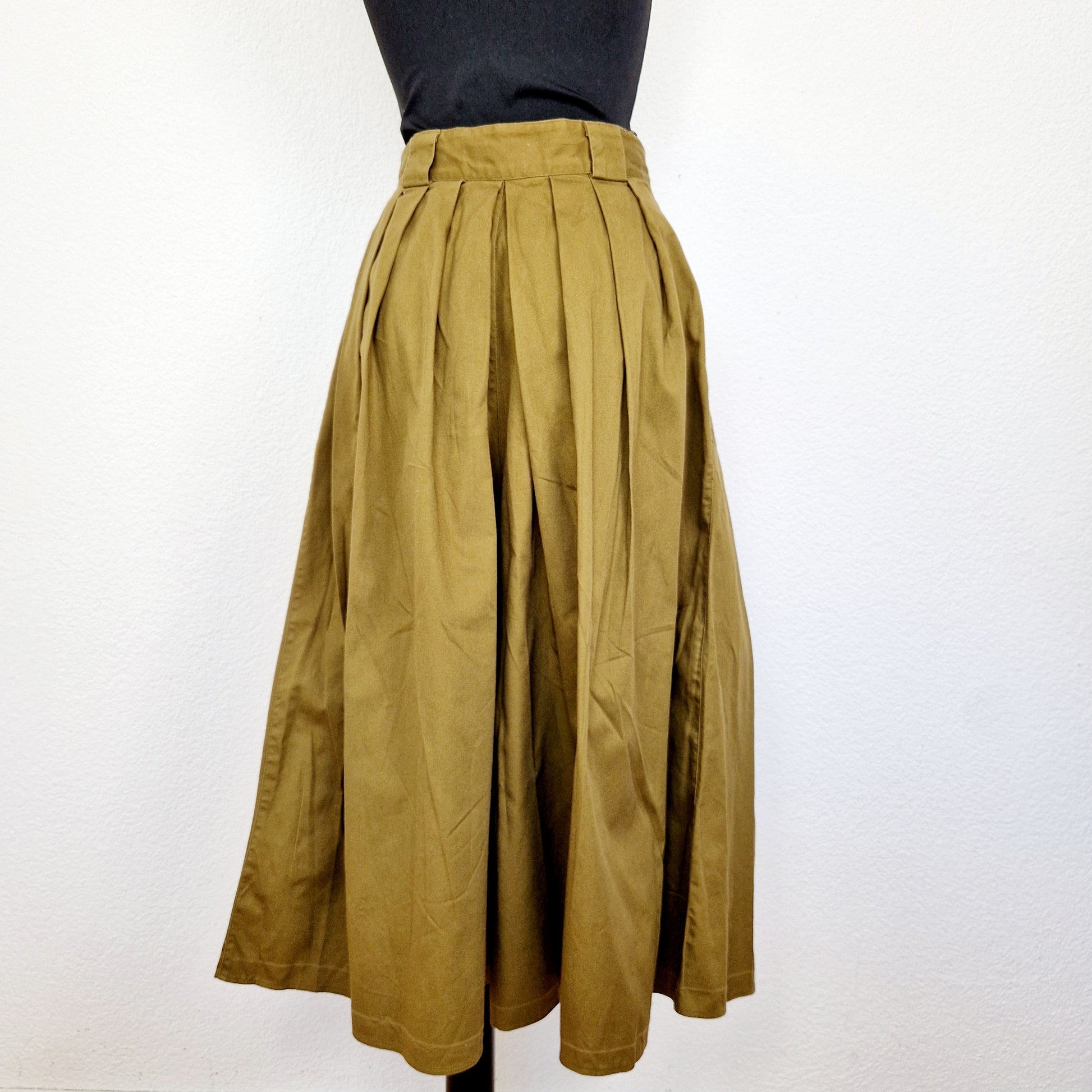 Einzigartiger und nachhaltiger Vintage Hosenrock in khaki. Unique and sustainable vintage culottes in khaki. Back.
