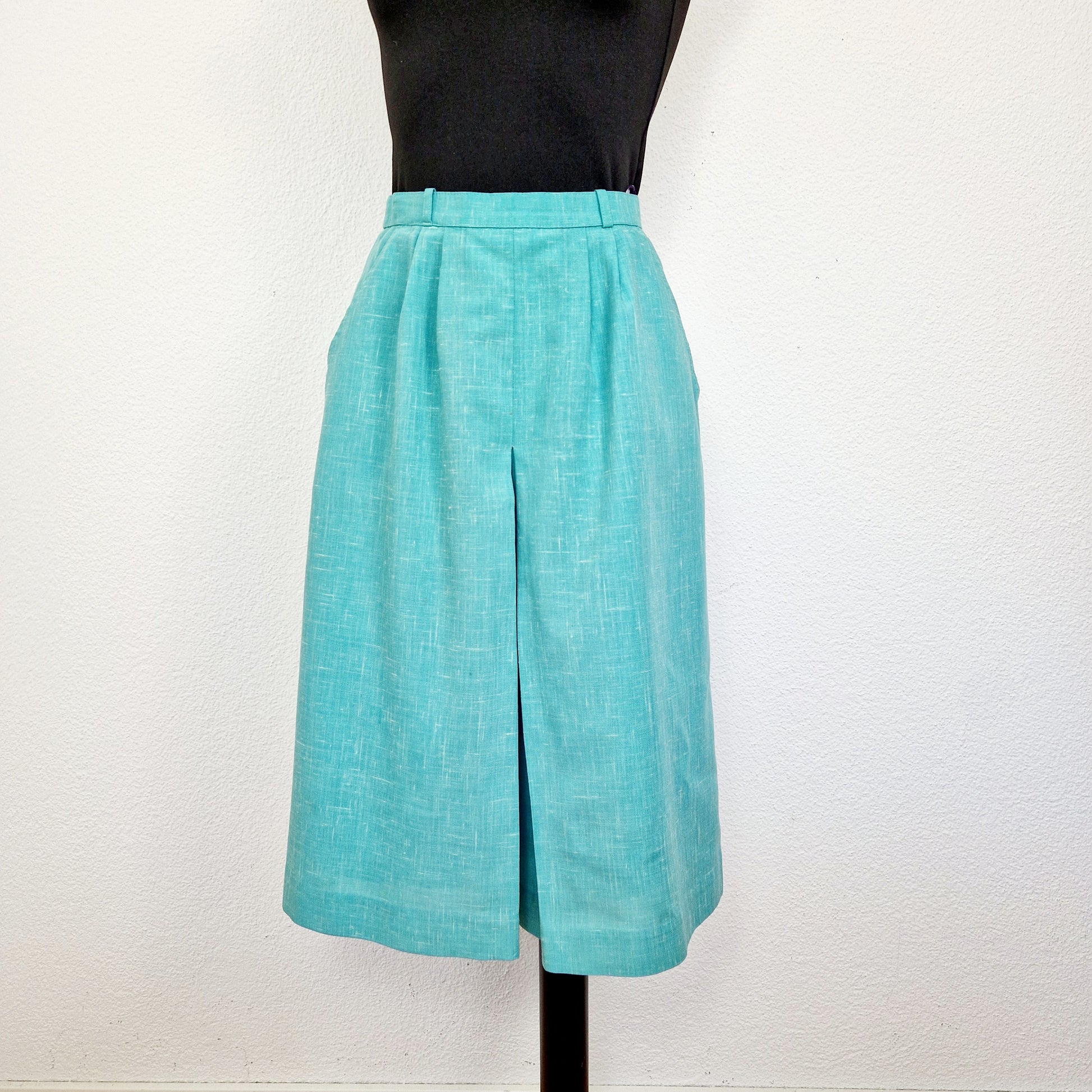 Einzgartige und nachhaltige Vintage Culotte in mint. Unique and sustainable vintage culottes in mint. Front.