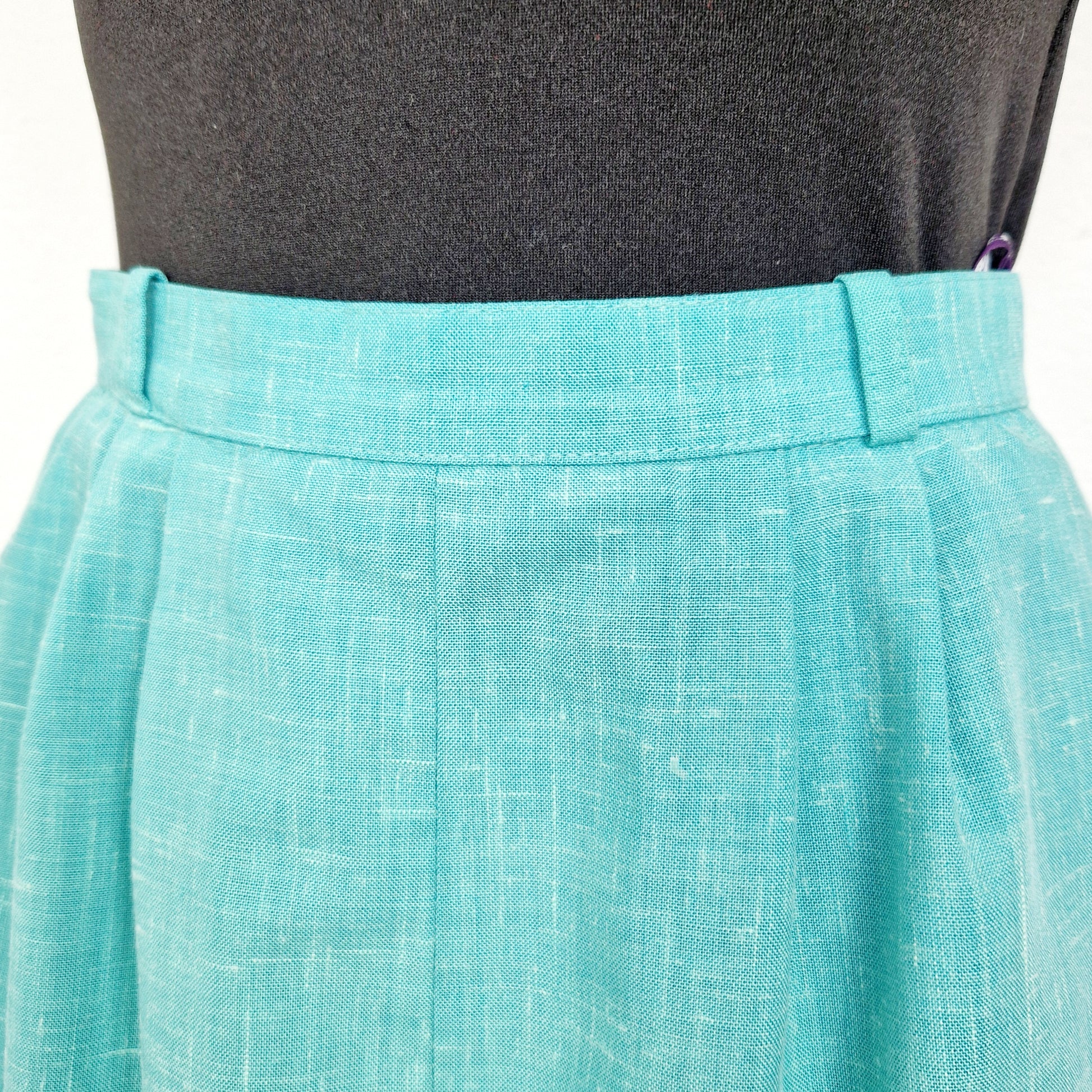 Einzgartige und nachhaltige Vintage Culotte in mint. Unique and sustainable vintage culottes in mint. Close-up.