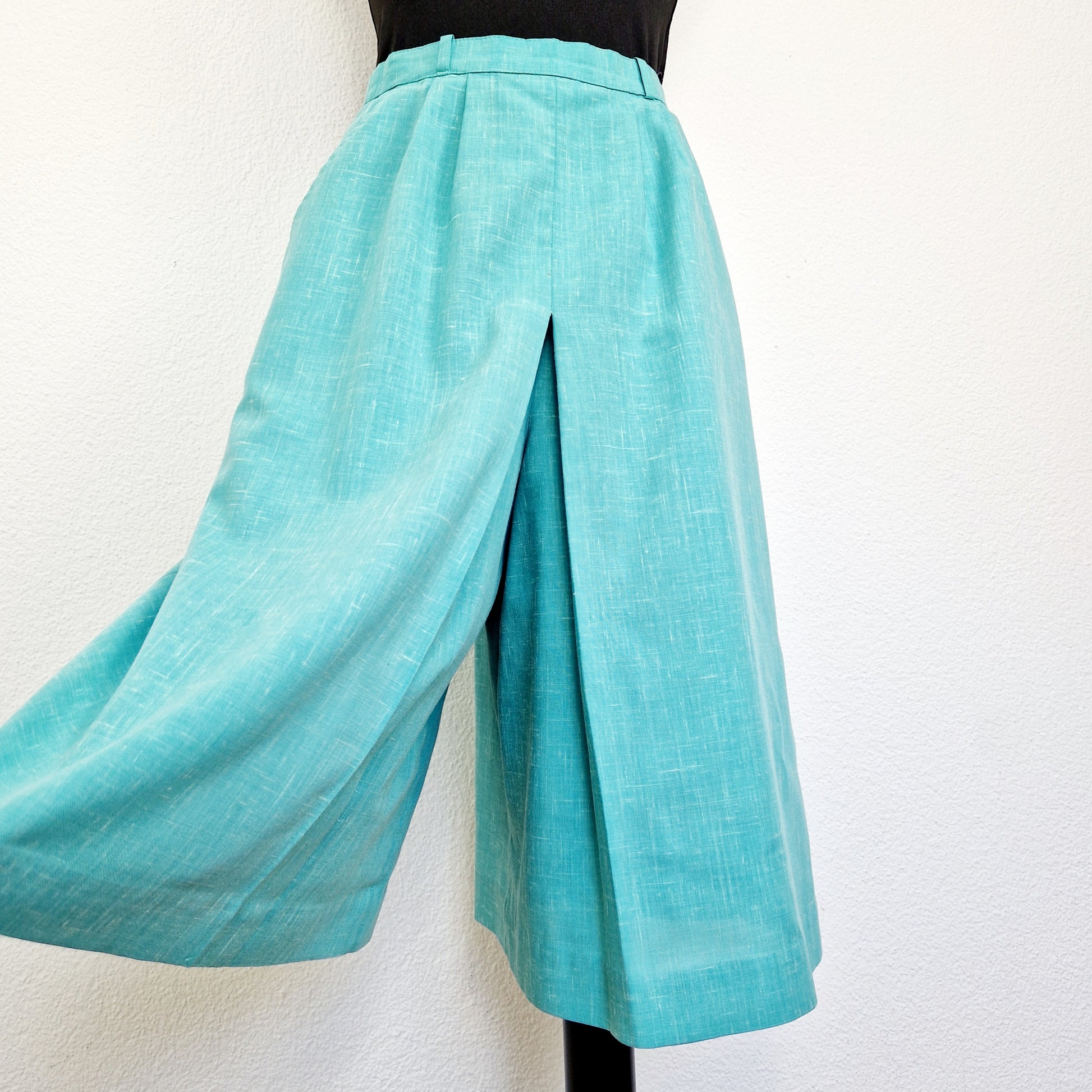 Einzgartige und nachhaltige Vintage Culotte in mint. Unique and sustainable vintage culottes in mint. Close-up 2.