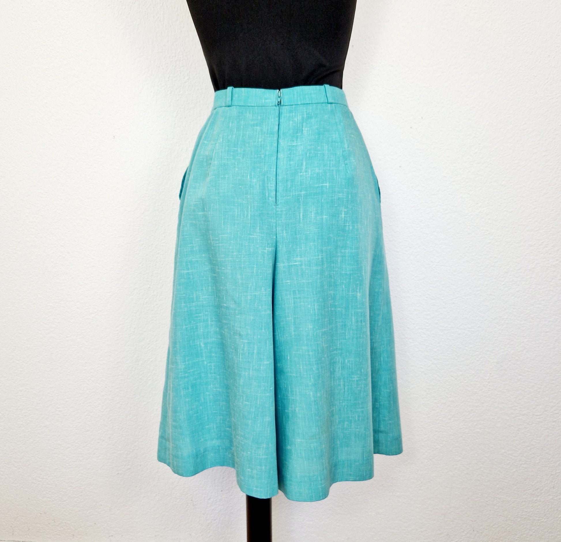 Einzgartige und nachhaltige Vintage Culotte in mint. Unique and sustainable vintage culottes in mint. Back.