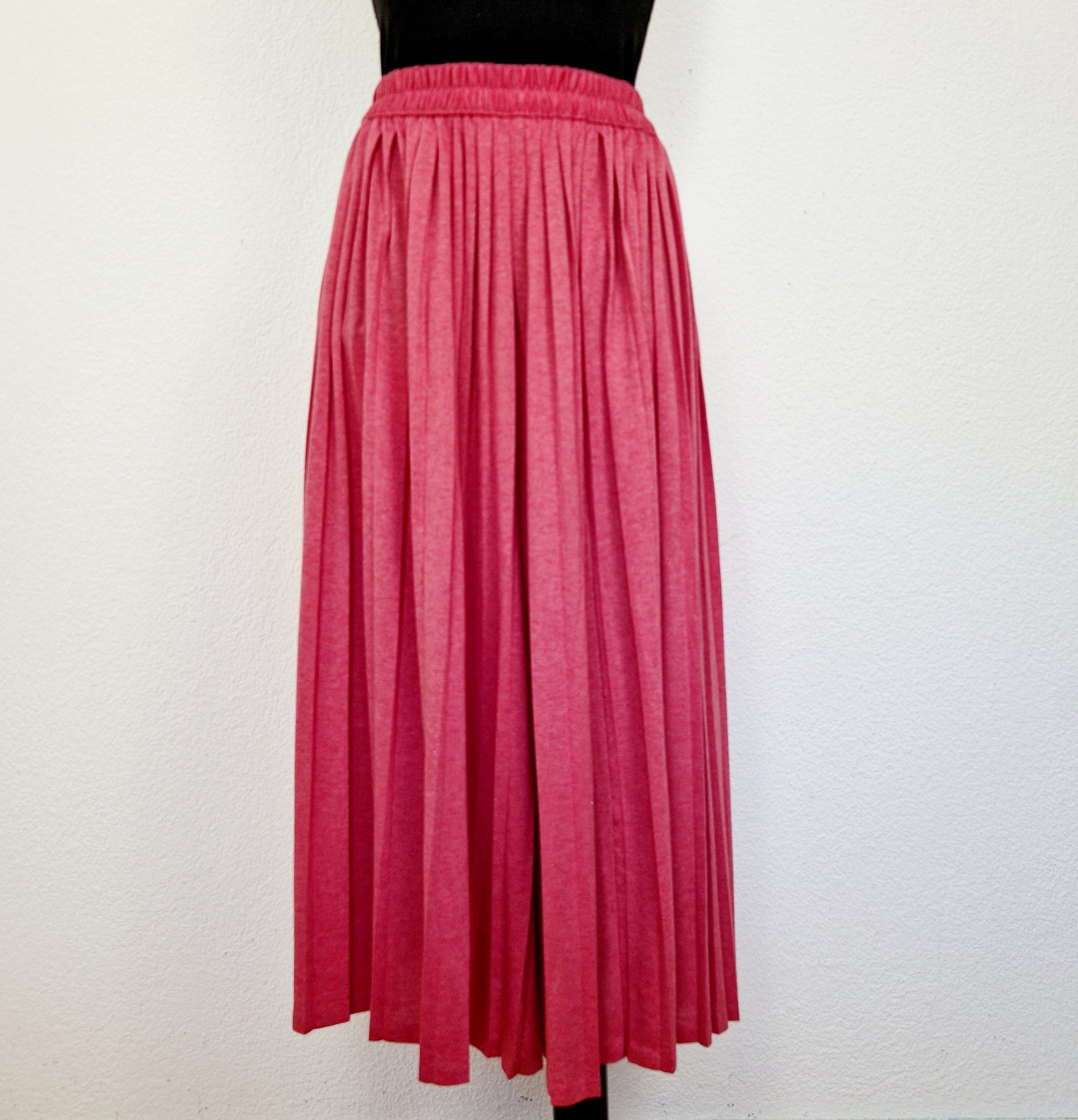 Einzigartiger und nachhaltiger Vintage Hosenrock in himbeer. Unique and sustainable vintage culottes in raspberry pink. Front.