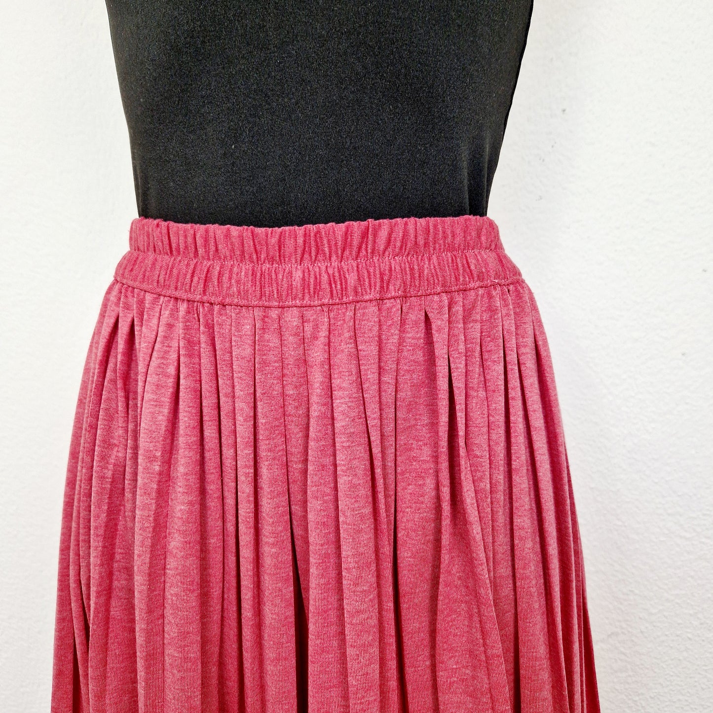 Einzigartiger und nachhaltiger Vintage Hosenrock in himbeer. Unique and sustainable vintage culottes in raspberry pink. Close-up.