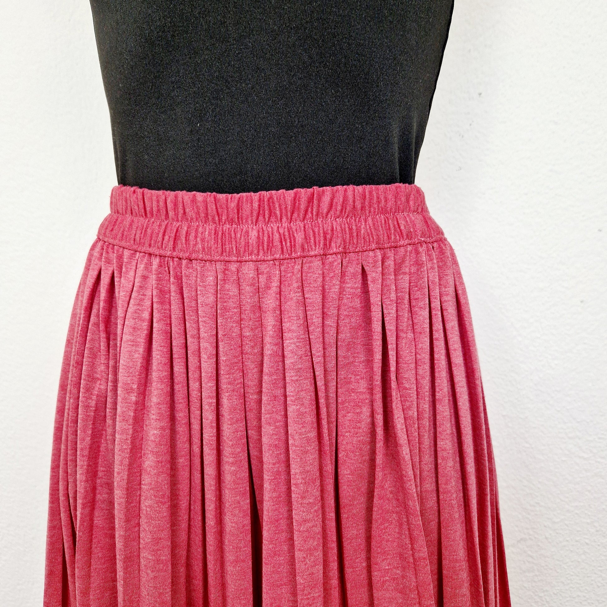 Einzigartiger und nachhaltiger Vintage Hosenrock in himbeer. Unique and sustainable vintage culottes in raspberry pink. Close-up.