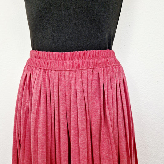Einzigartiger und nachhaltiger Vintage Hosenrock in himbeer. Unique and sustainable vintage culottes in raspberry pink. Close-up.