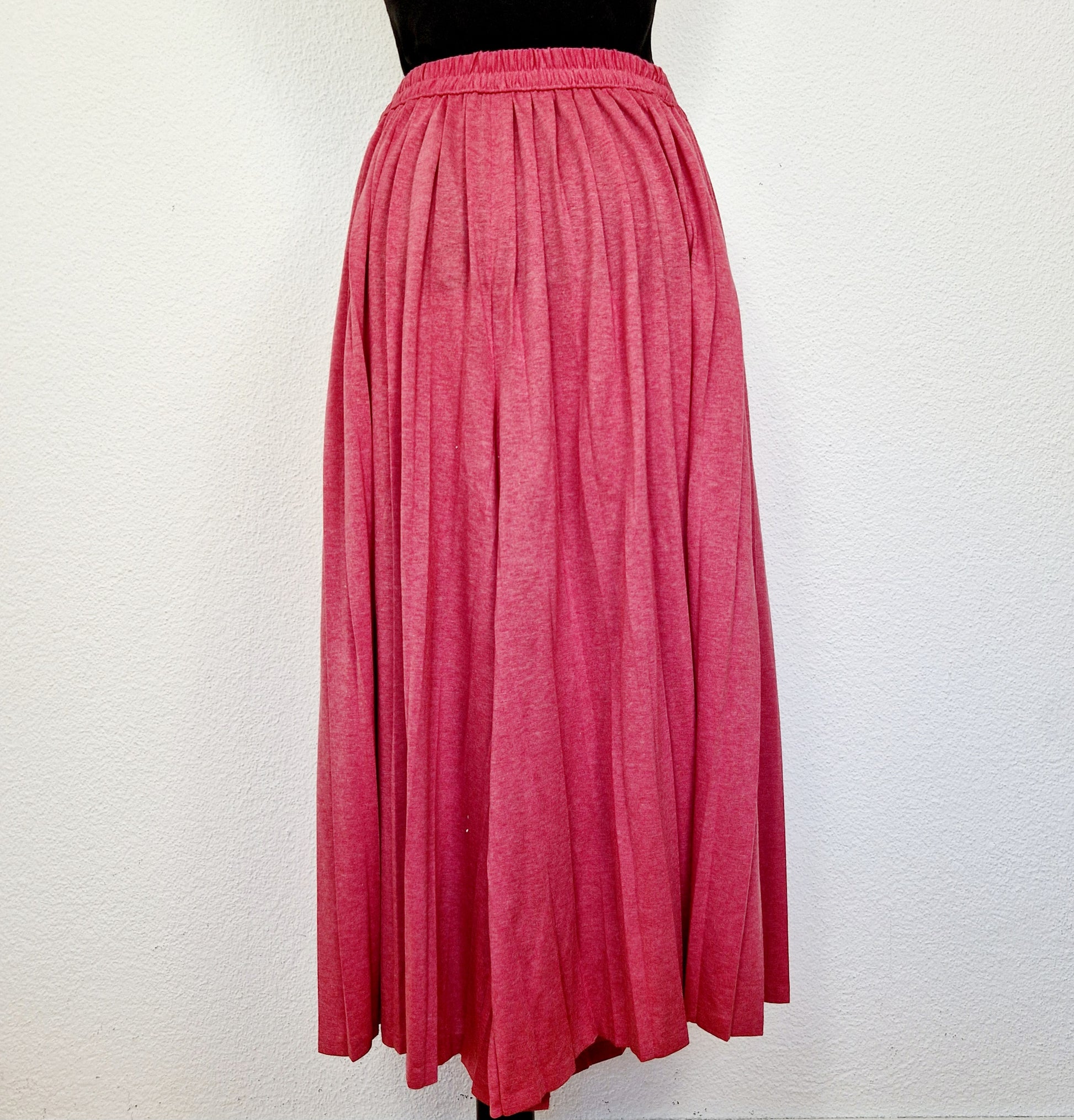 Einzigartiger und nachhaltiger Vintage Hosenrock in himbeer. Unique and sustainable vintage culottes in raspberry pink. Back.