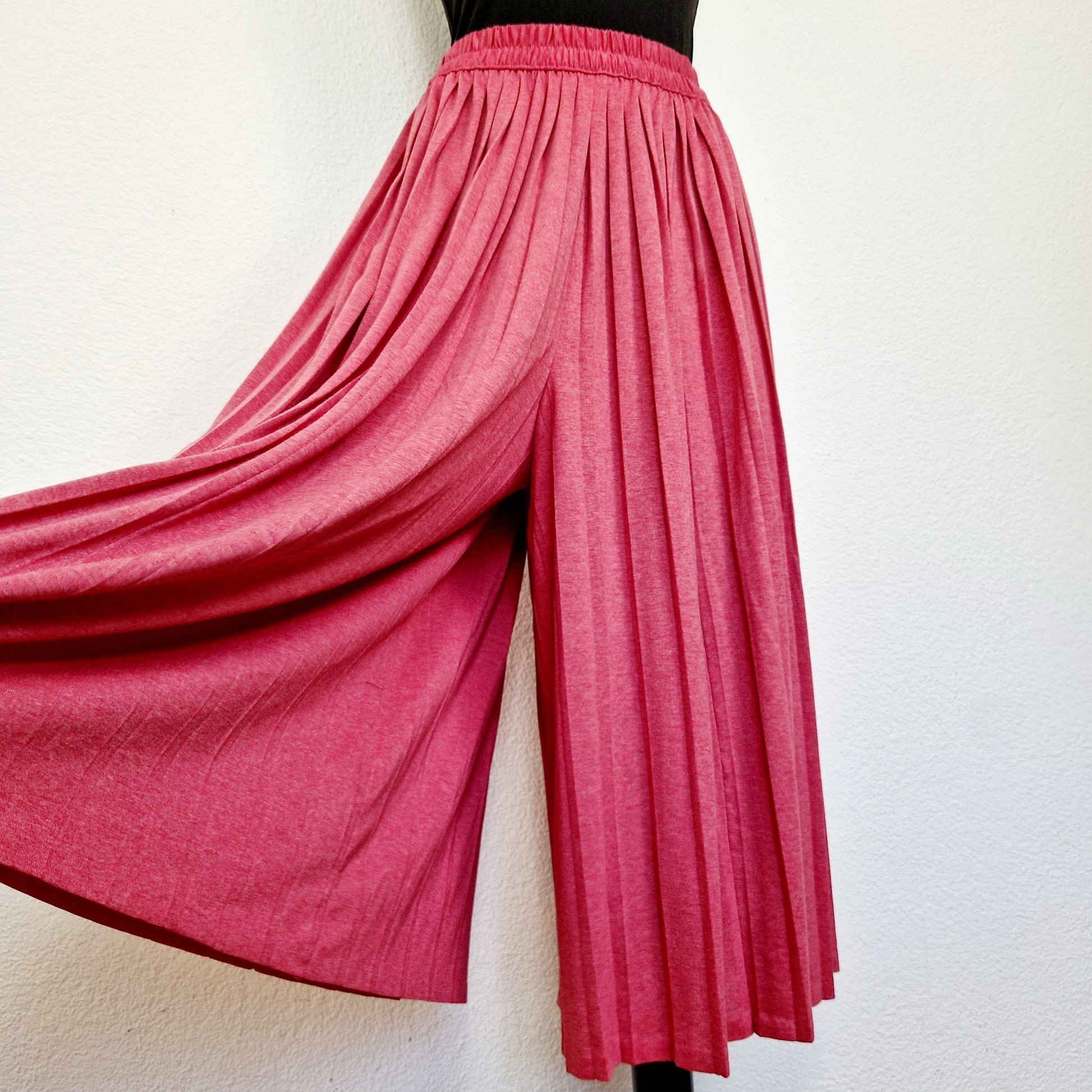 Einzigartiger und nachhaltiger Vintage Hosenrock in himbeer. Unique and sustainable vintage culottes in raspberry pink. Close-up 2.